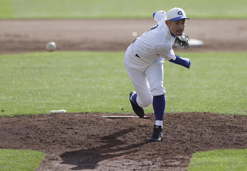 女子高校野球選抜チームとのエキシビションマッチで先発し力投するイチロー氏（撮影・前田充）