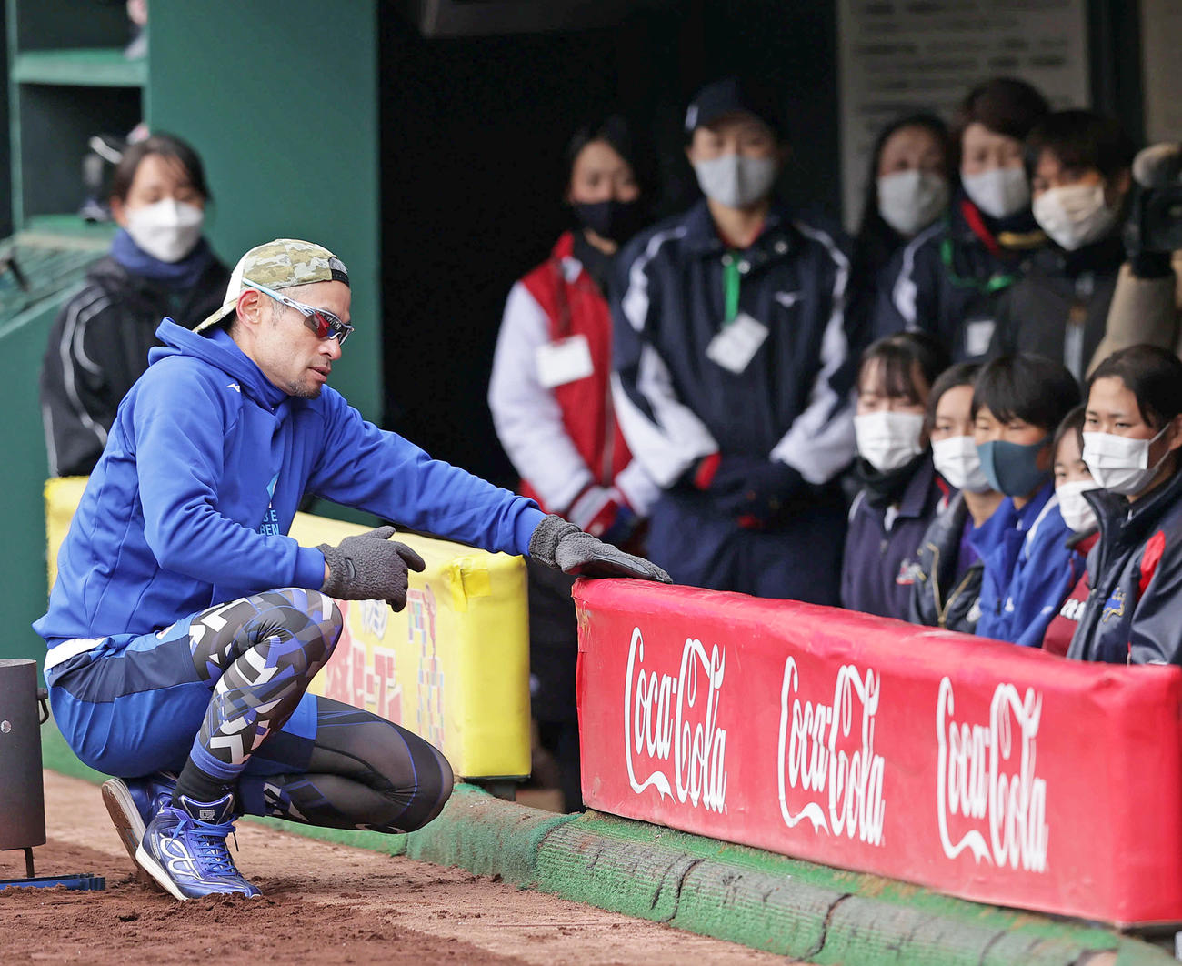 エキシビションマッチを終え、女子高校野球選抜チームの選手らにアドバイスを送るイチロー氏（撮影・前田充）