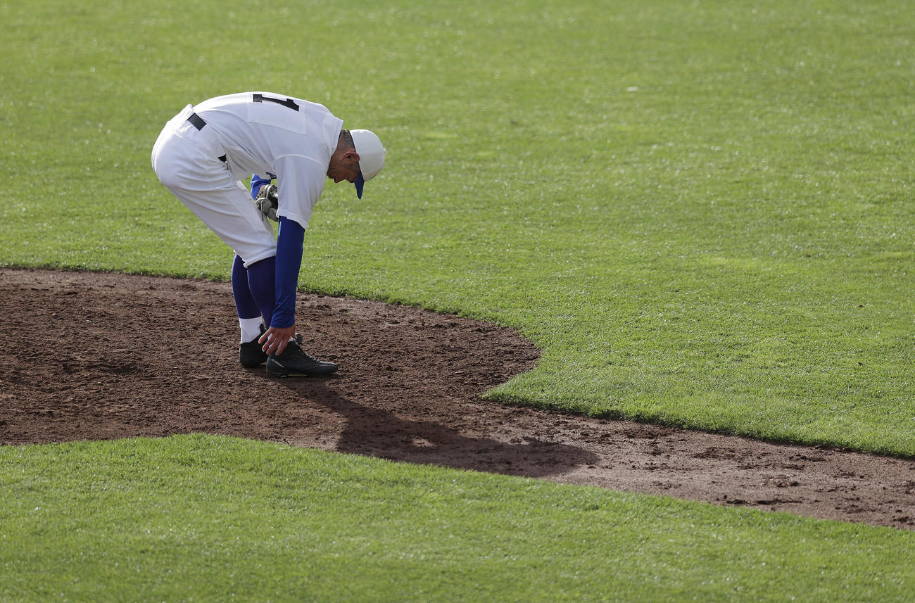 女子高校野球選抜チームとのエキシビションマッチで力投し足をつるイチロー氏（撮影・前田充）