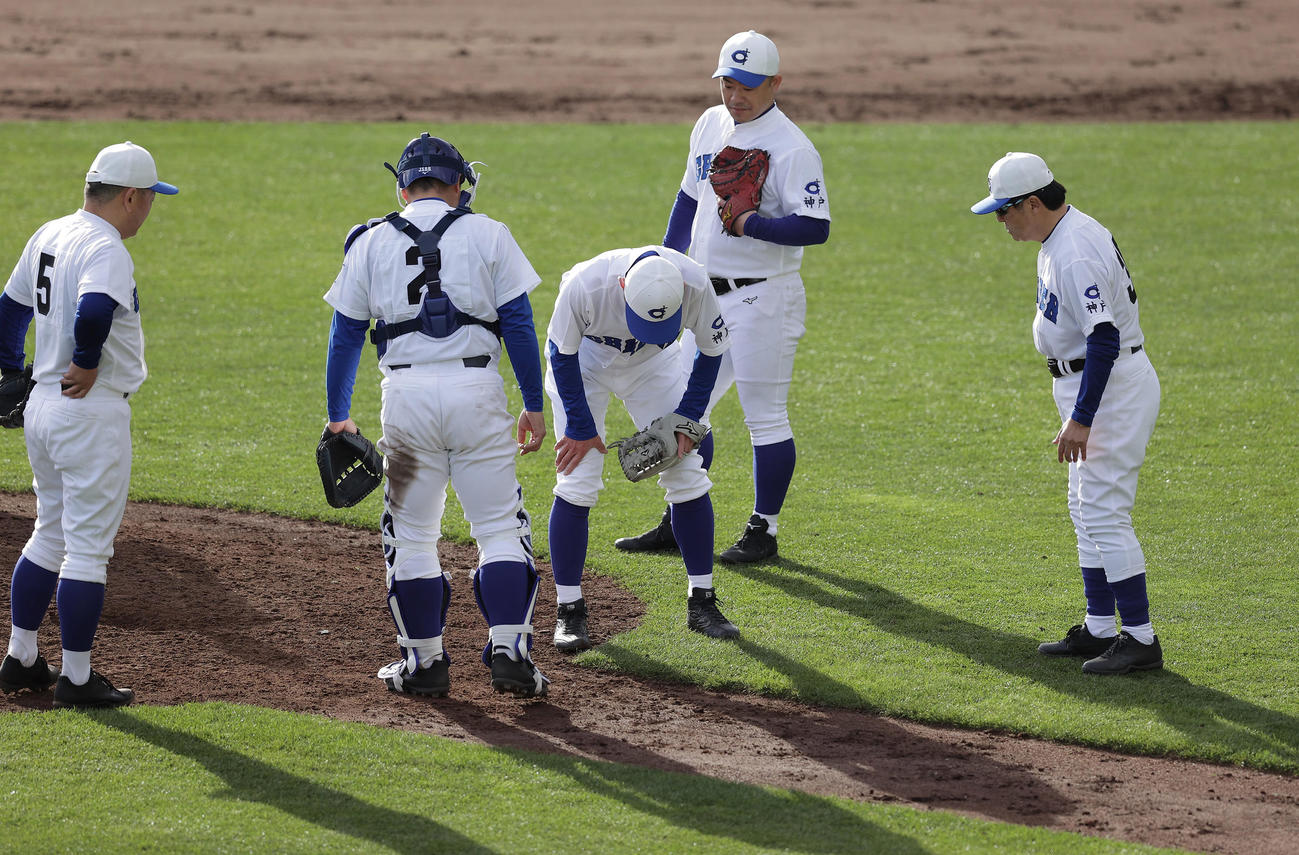足がつりチームメートらに心配されるイチロー氏（中央）（撮影・前田充）