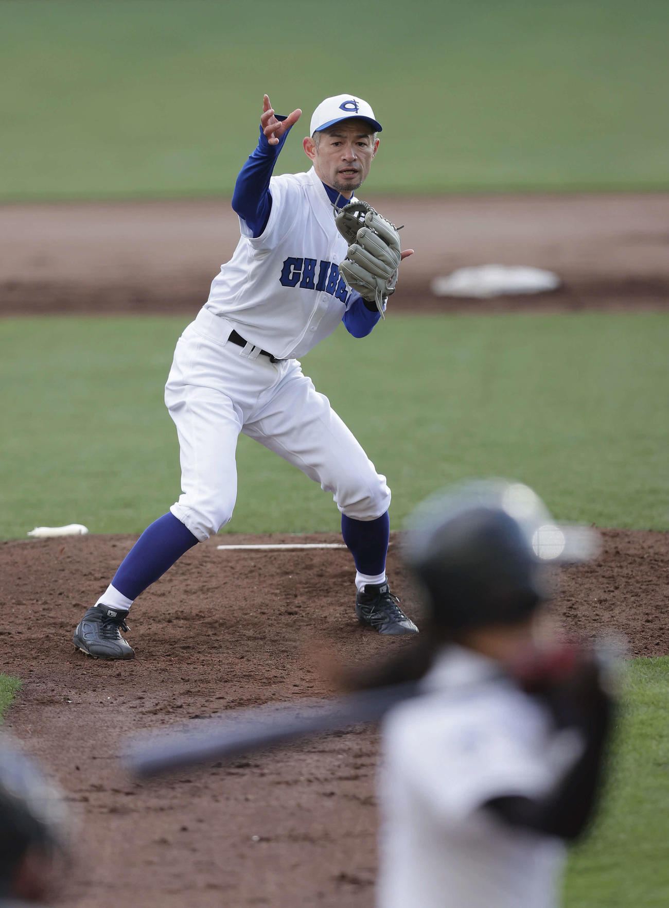 女子高校野球選抜チームとのエキシビションマッチで先発し力投するイチロー氏（撮影・前田充）