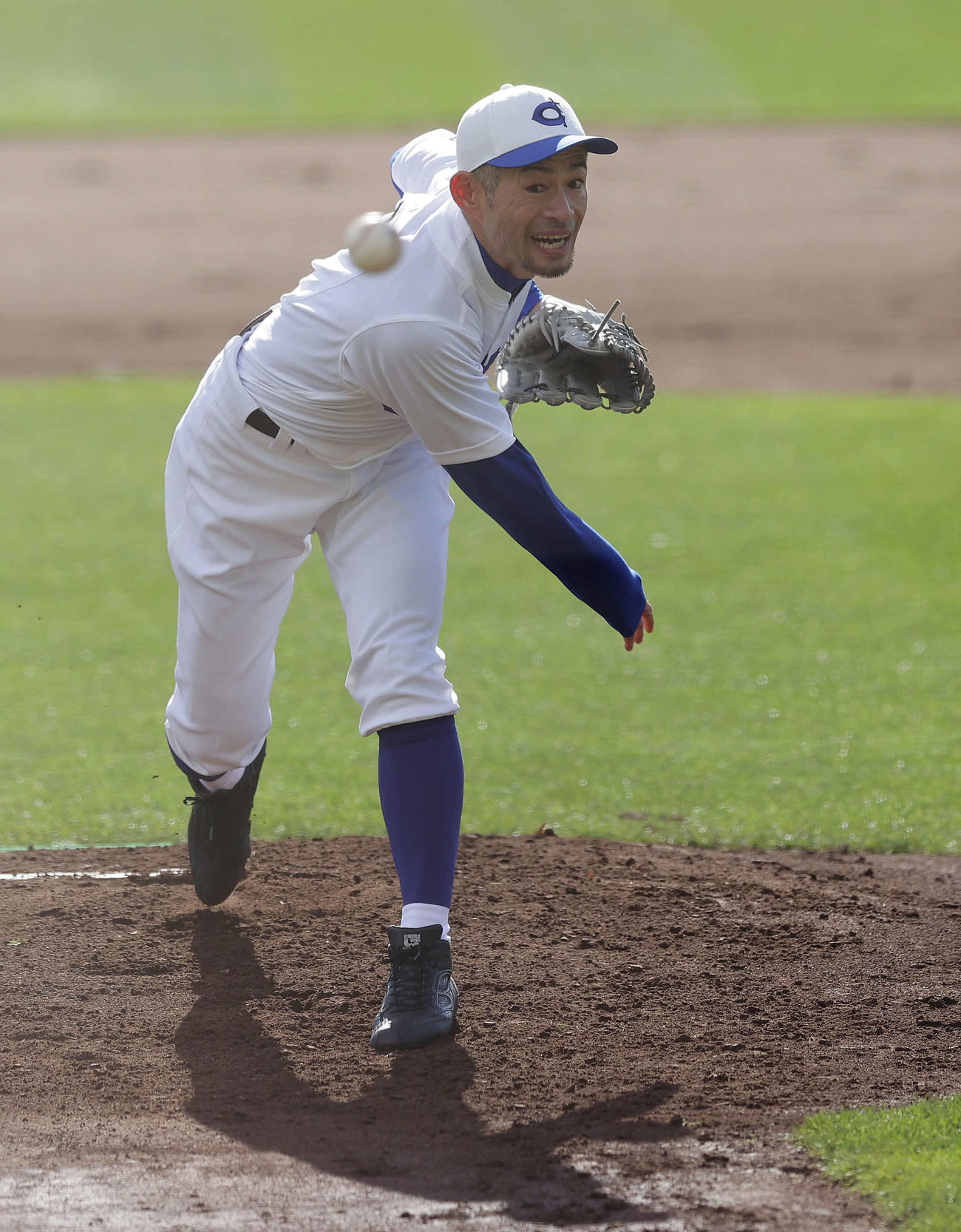 女子高校野球選抜チームとのエキシビションマッチで先発し力投するイチロー氏（撮影・前田充）