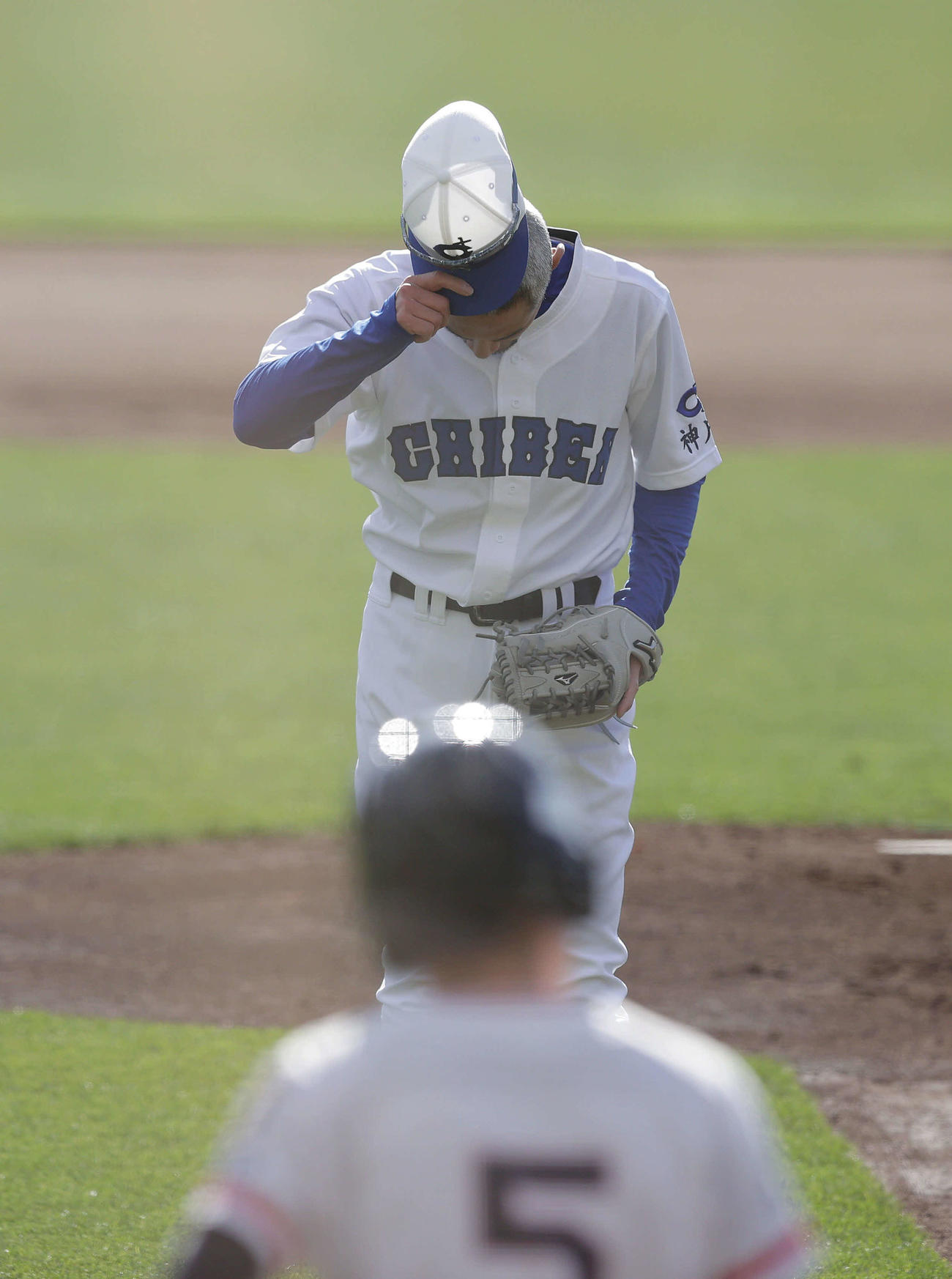 女子高校野球選抜チームとのエキシビションマッチで死球を与え、深々と頭を下げるイチロー氏（撮影・前田充）