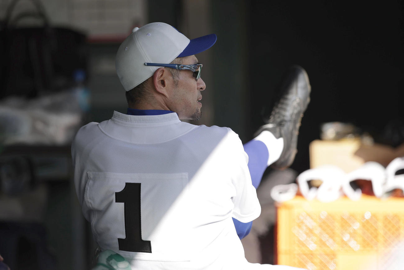 女子高校野球選抜チームとのエキシビションマッチでベンチでストレッチするイチロー氏（撮影・前田充）