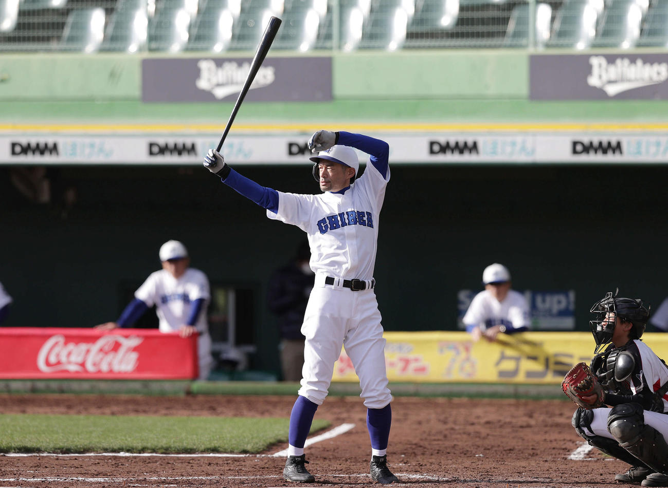 女子高校野球選抜チームとのエキシビションマッチで打席に入るイチロー氏（撮影・前田充）