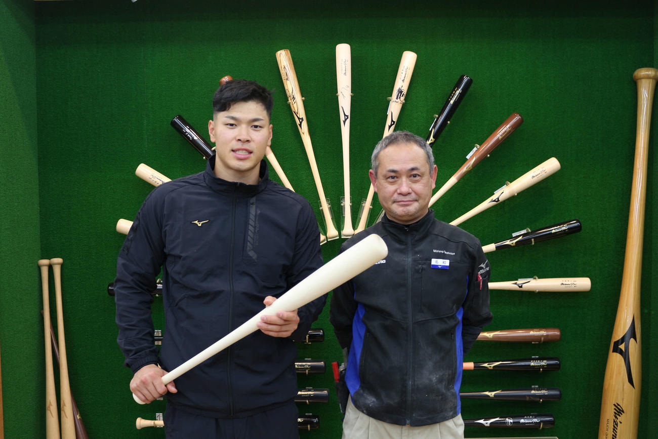 ミズノバット工場を訪問し名和氏(右）と記念写真に納まる阪神佐藤輝（ミズノ提供）
