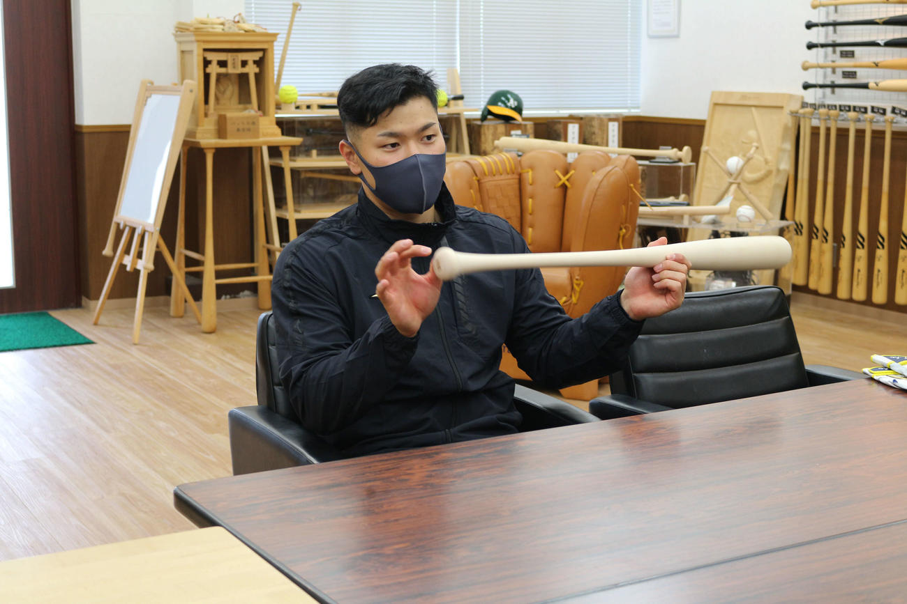 ミズノバット工場を訪問した佐藤輝（ミズノ提供）