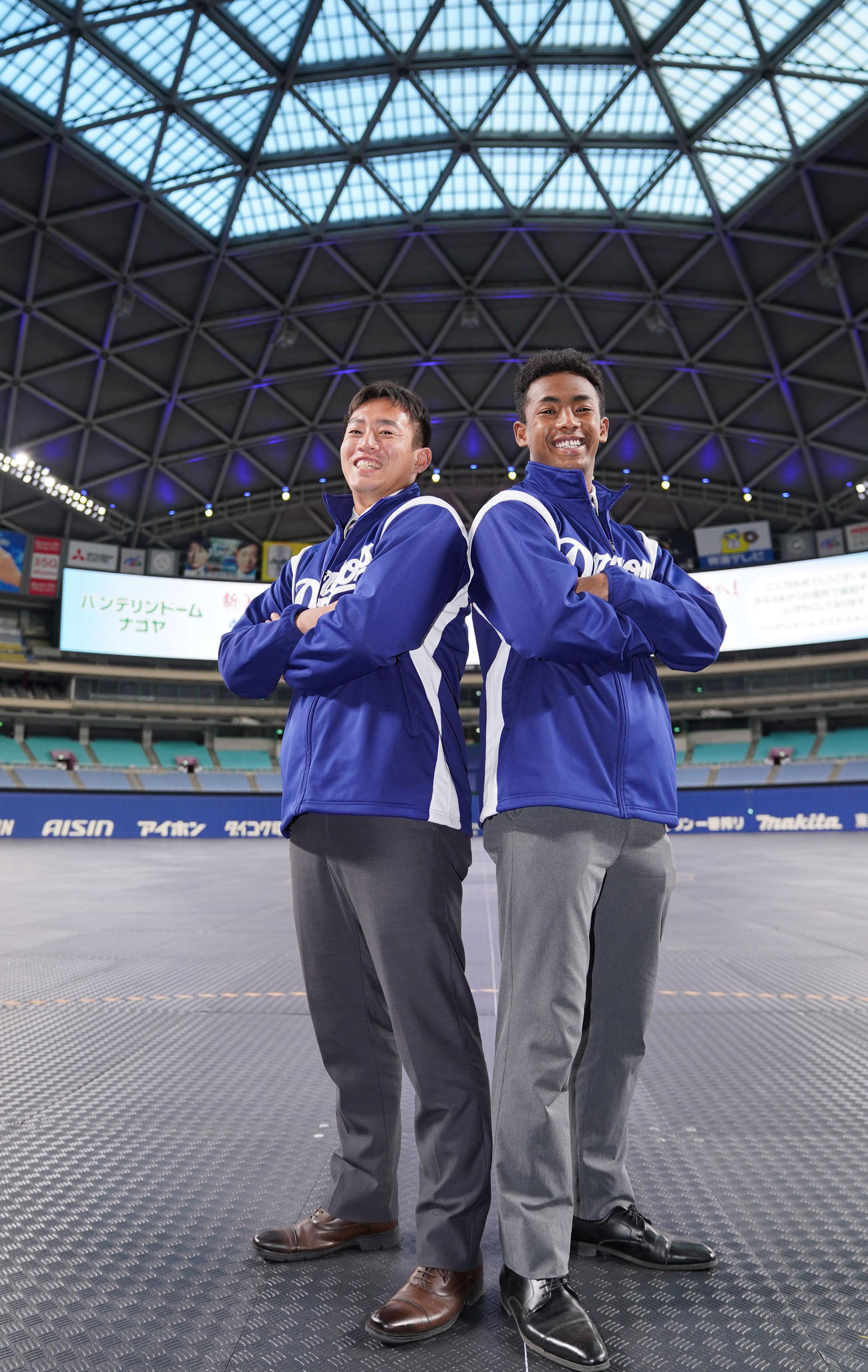 施設見学で本拠地バンテリンドームを見学する鵜飼（左）とブライト健太（撮影・森本幸一）