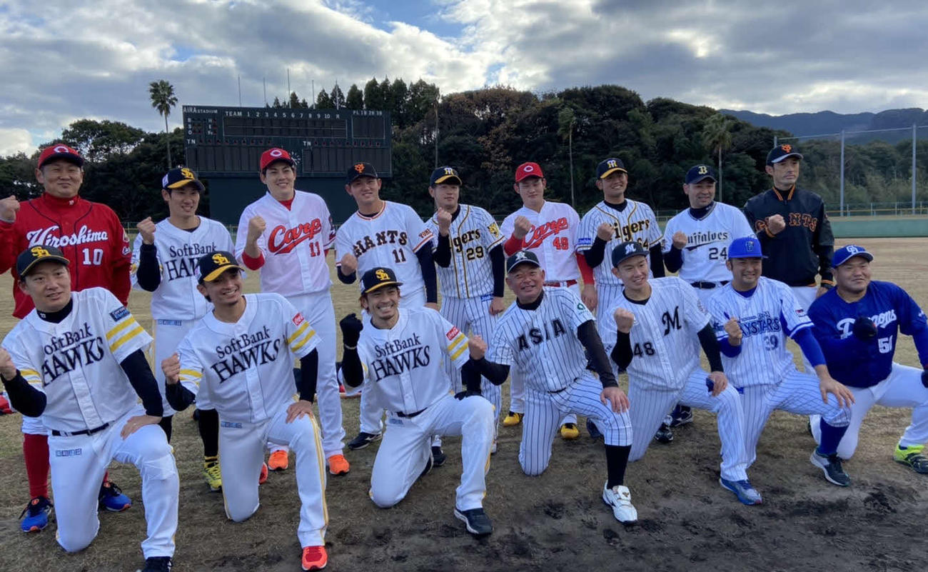 鹿児島・姶良市内での野球教室に参加し、「熱男」ポーズを見せる亜大・生田監督（中央）とソフトバンク松田（前列左から3番目）ら亜大OB（撮影・小早川宗一郎）