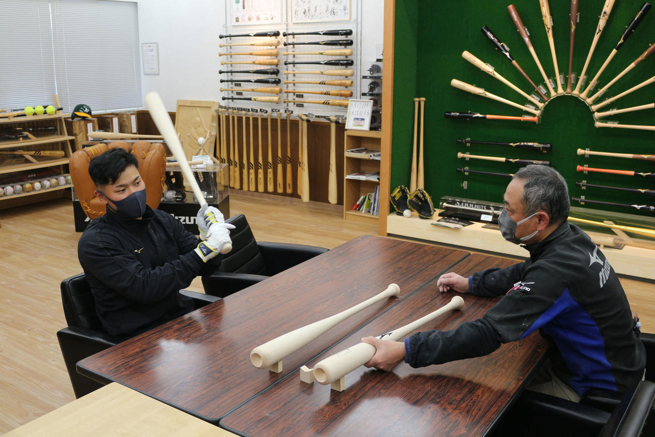 ミズノバット工場を訪問した佐藤輝（ミズノ提供）