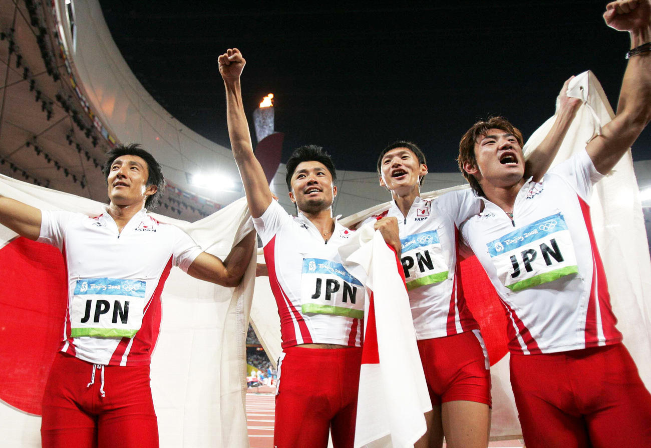 北京五輪陸上男子400mリレーで銅メダル（銀に繰り上げ）を獲得した日本チームの左から朝原宣治、末続慎吾、高平慎士、塚原直貴（2008年8月22日撮影）