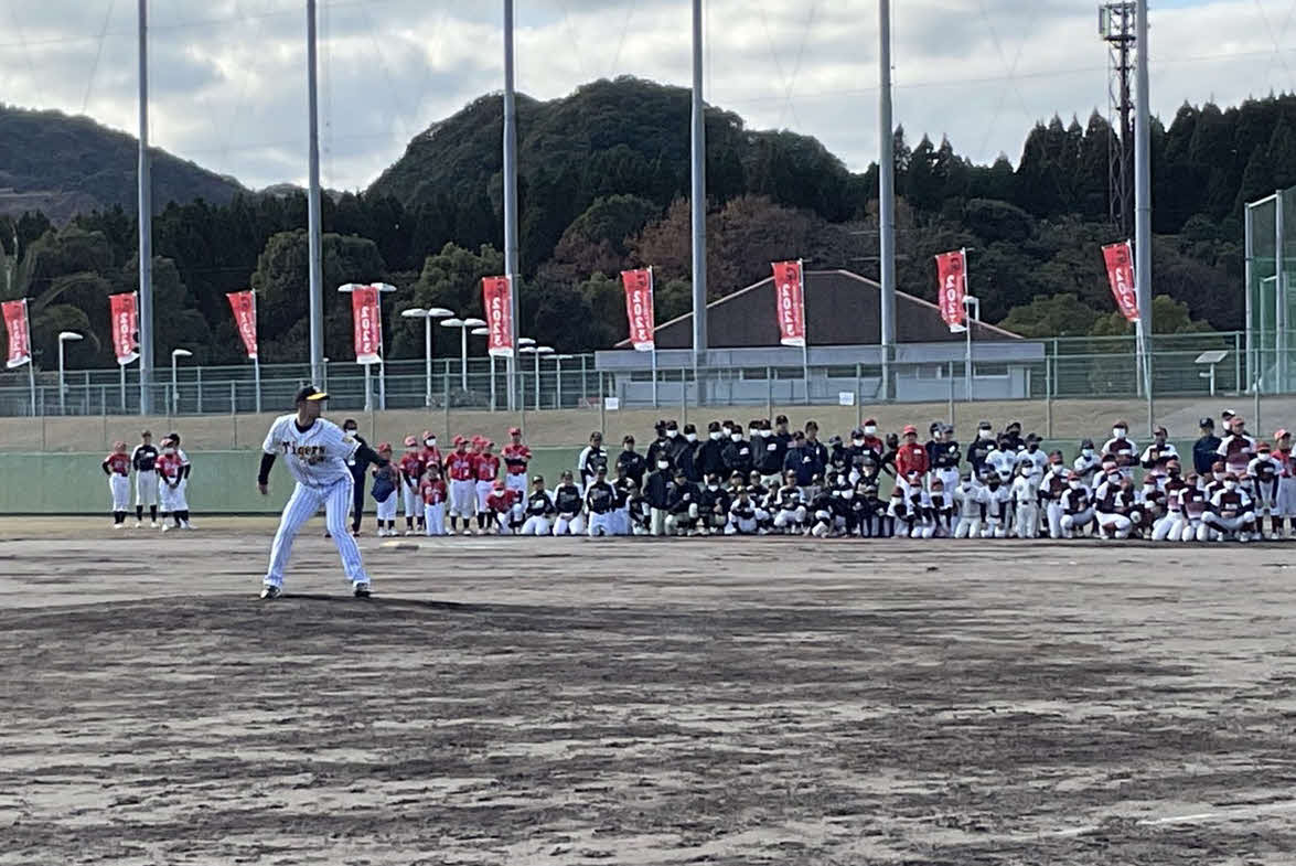 鹿児島・姶良市内での野球教室に参加し、子どもたちが見守る中、投球を披露する阪神ドラフト5位岡留（撮影・小早川宗一郎）