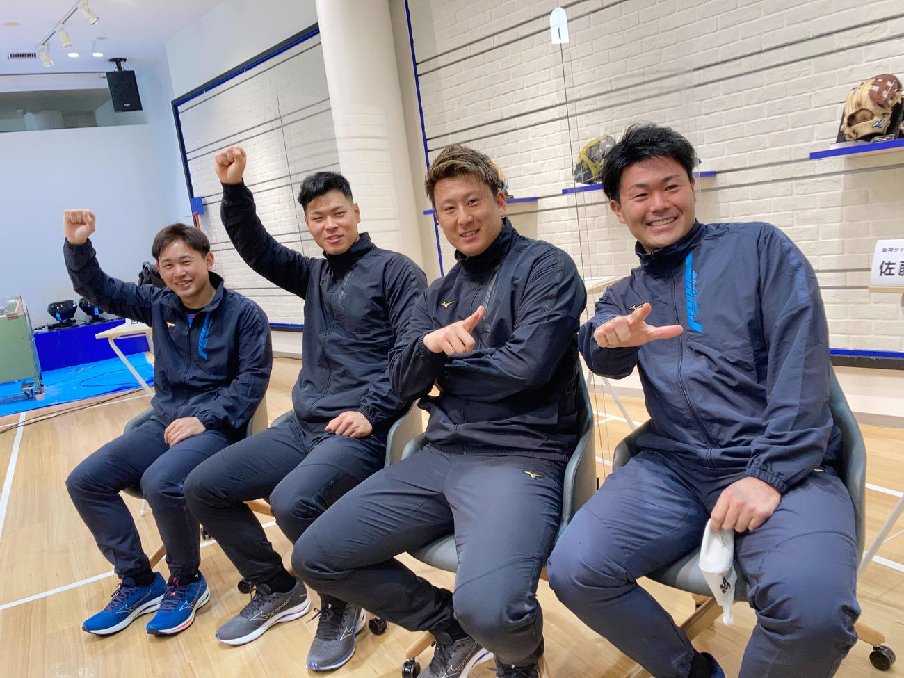 ミズノに集合した左から、オリックス宮城、阪神佐藤輝、オリックス杉本、中日木下拓（球団提供）