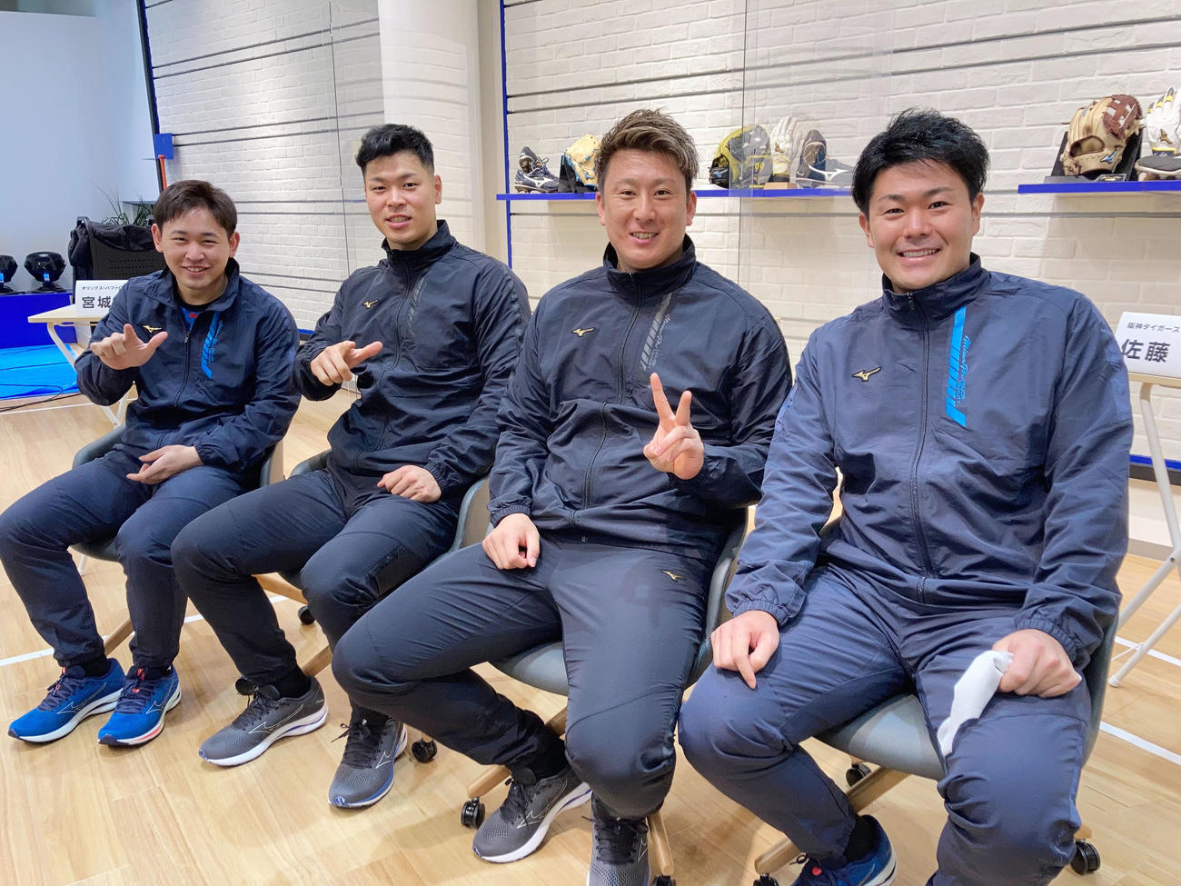 ミズノに集合した左から、オリックス宮城、阪神佐藤輝、オリックス杉本、中日木下拓（球団提供）