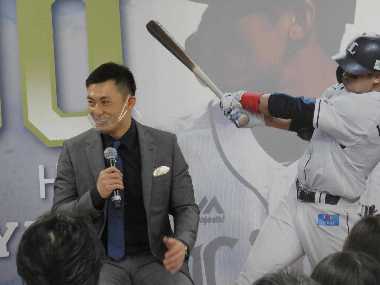 トークショーで笑顔を見せて話す西武栗山（撮影・栗田成芳）