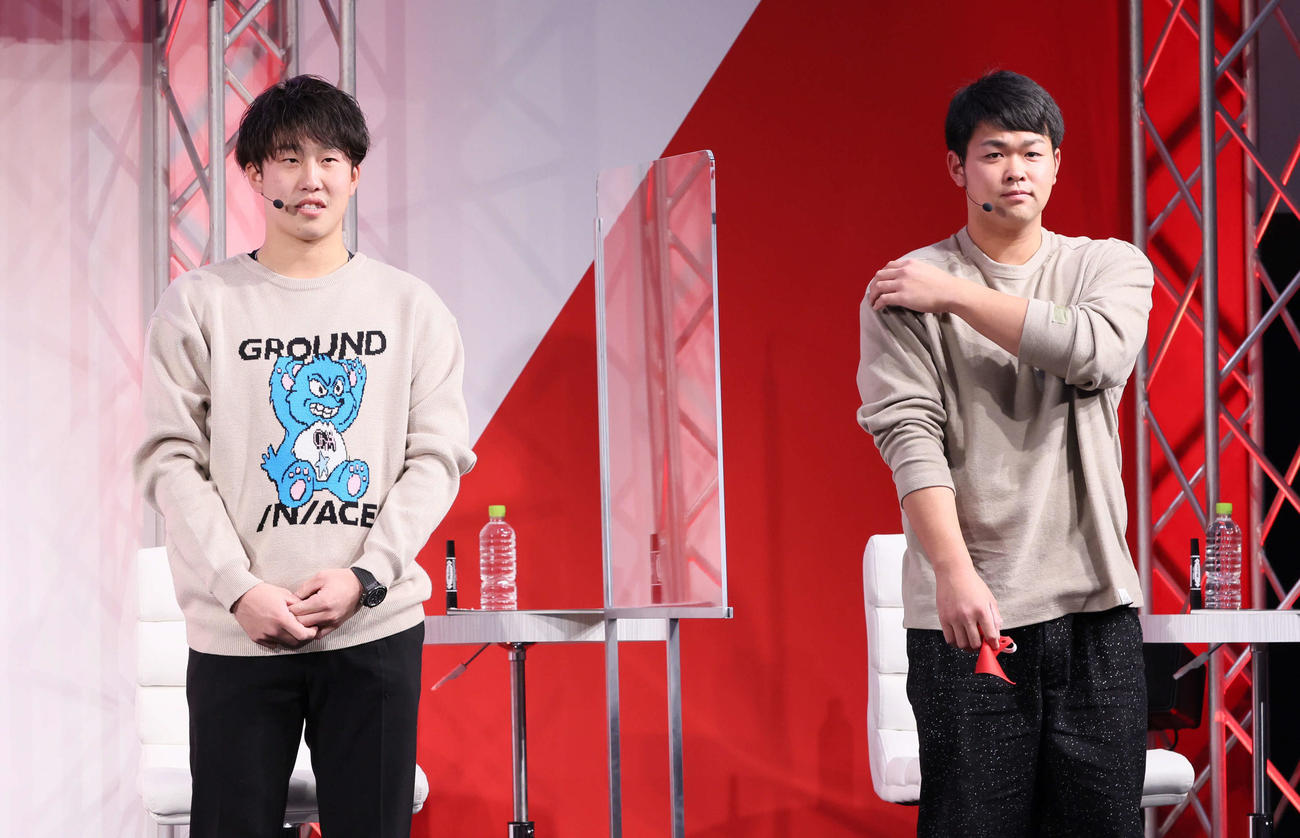 カープフェス2021のトークショーに出演した広島小園（左）と林（撮影・加藤孝規）