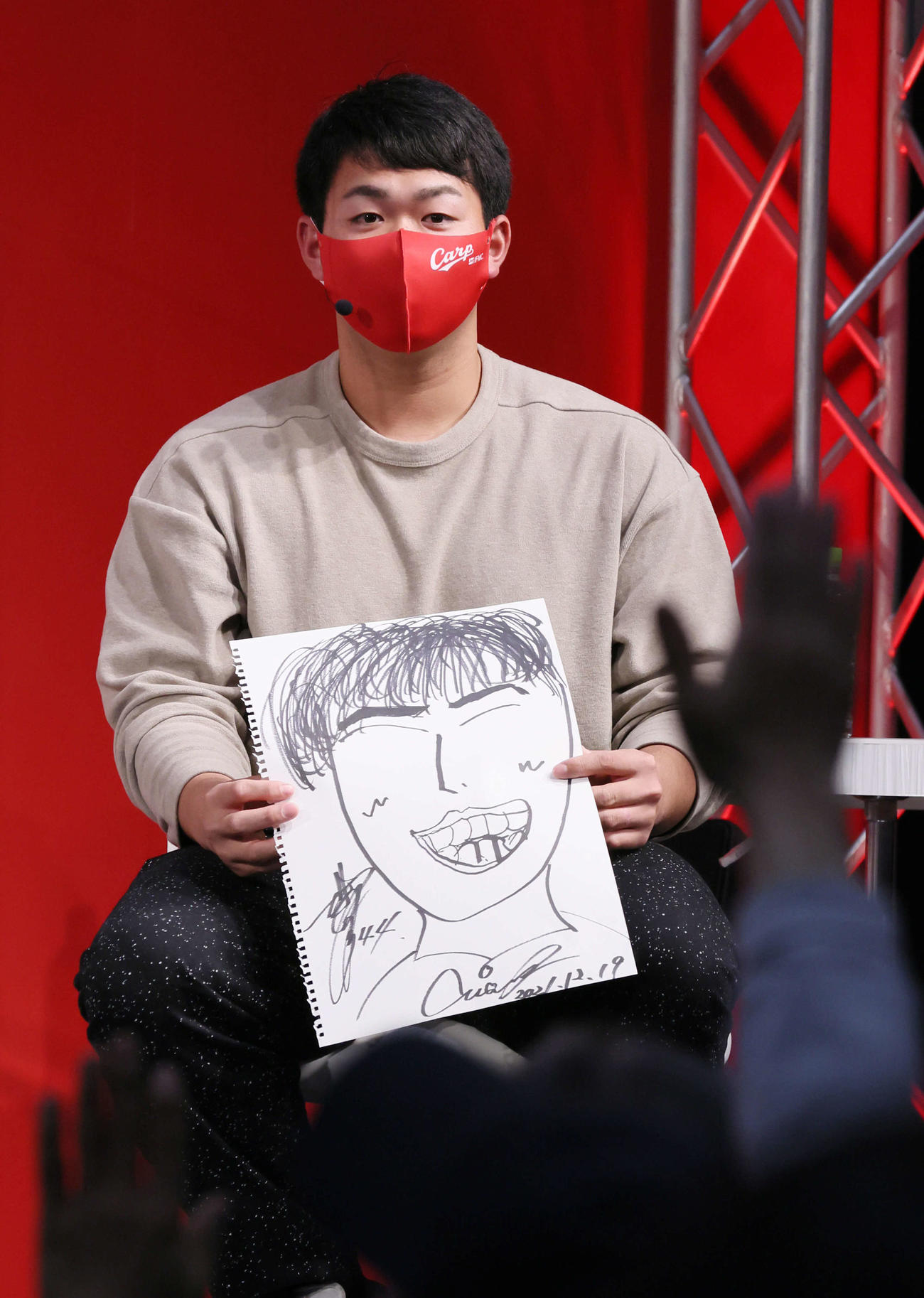 カープフェス2021のトークショーに出演し、選手の似顔絵を描いた広島林（撮影・加藤孝規）