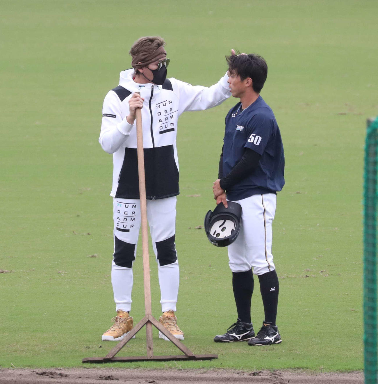 11月9日、秋季キャンプを視察した日本ハム新庄監督（左）から声をかけられる五十幡