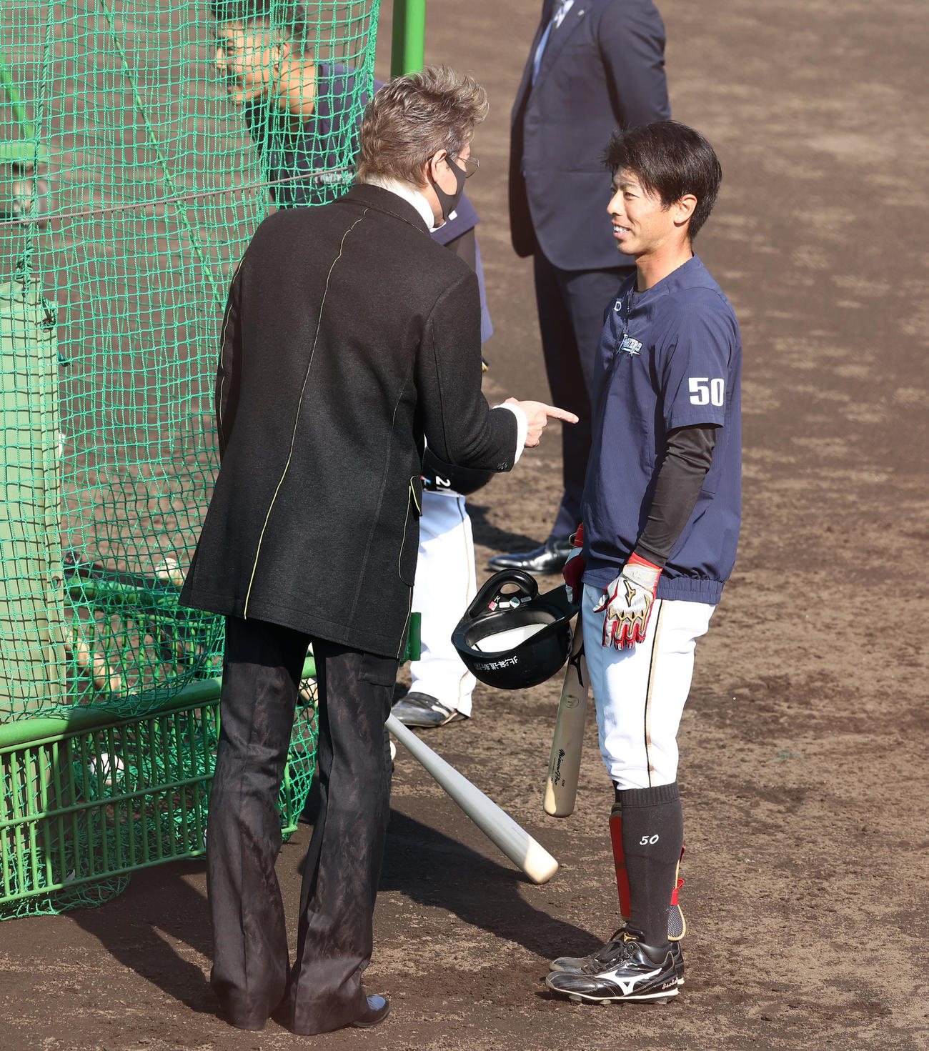 視察に訪れた日本ハム新庄剛志監督（左）にあいさつする五十幡亮汰＝2021年11月20日