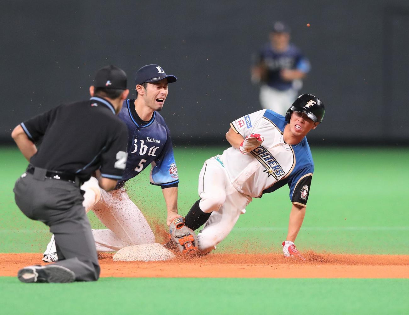 西武戦で二盗を決める日本ハム五十幡＝2021年10月2日