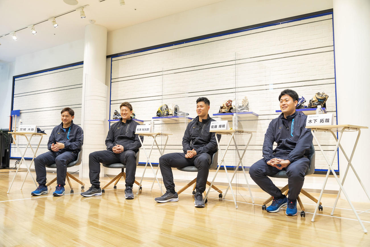 ミズノ社のイベントでオリジナルロゴを披露した左から、オリックス宮城、オリックス杉本、阪神佐藤輝、中日木下（ミズノ社提供）