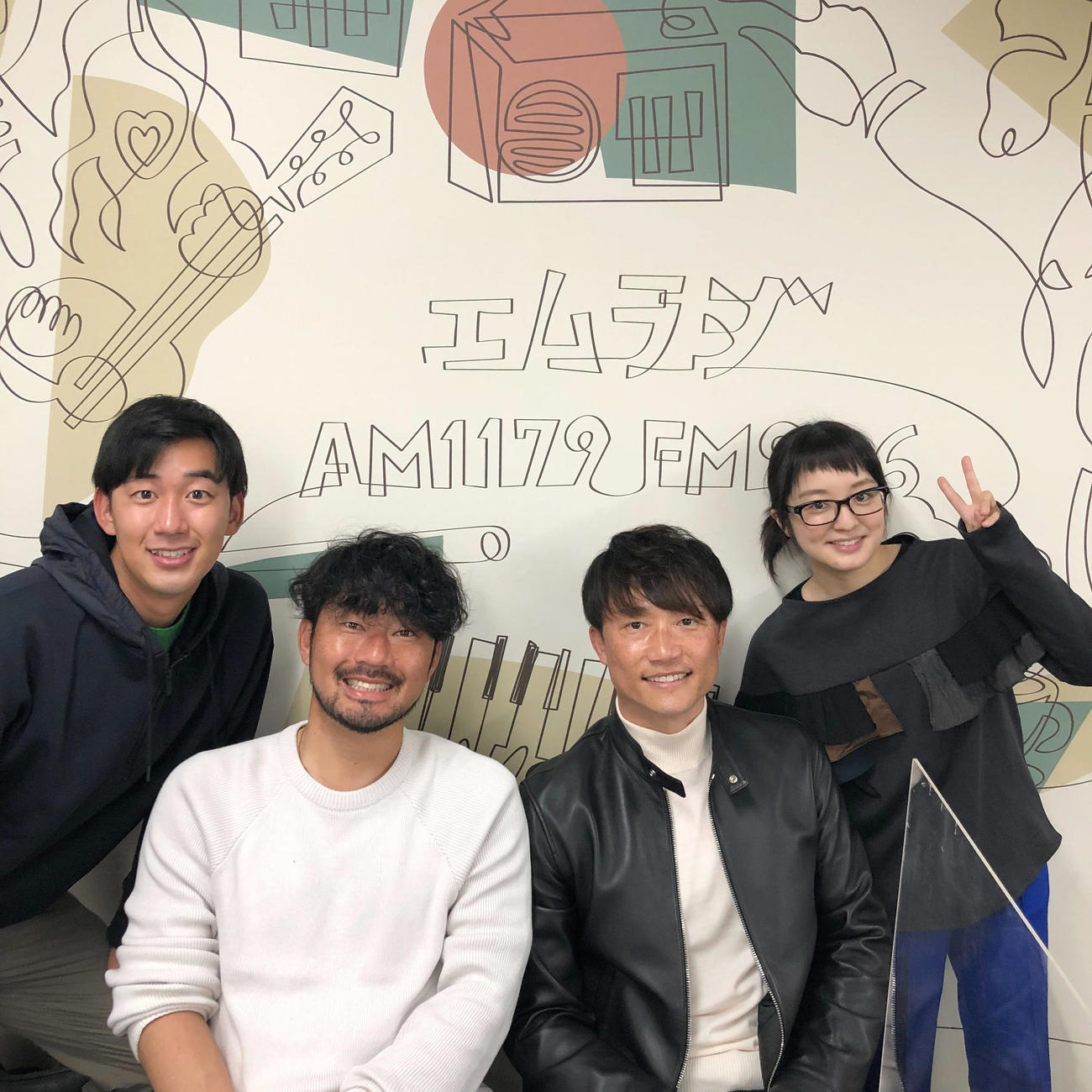 MBSラジオに出演した阪神新井コーチ（右から2人目）。左から2人目は狩野恵輔氏（球団提供）