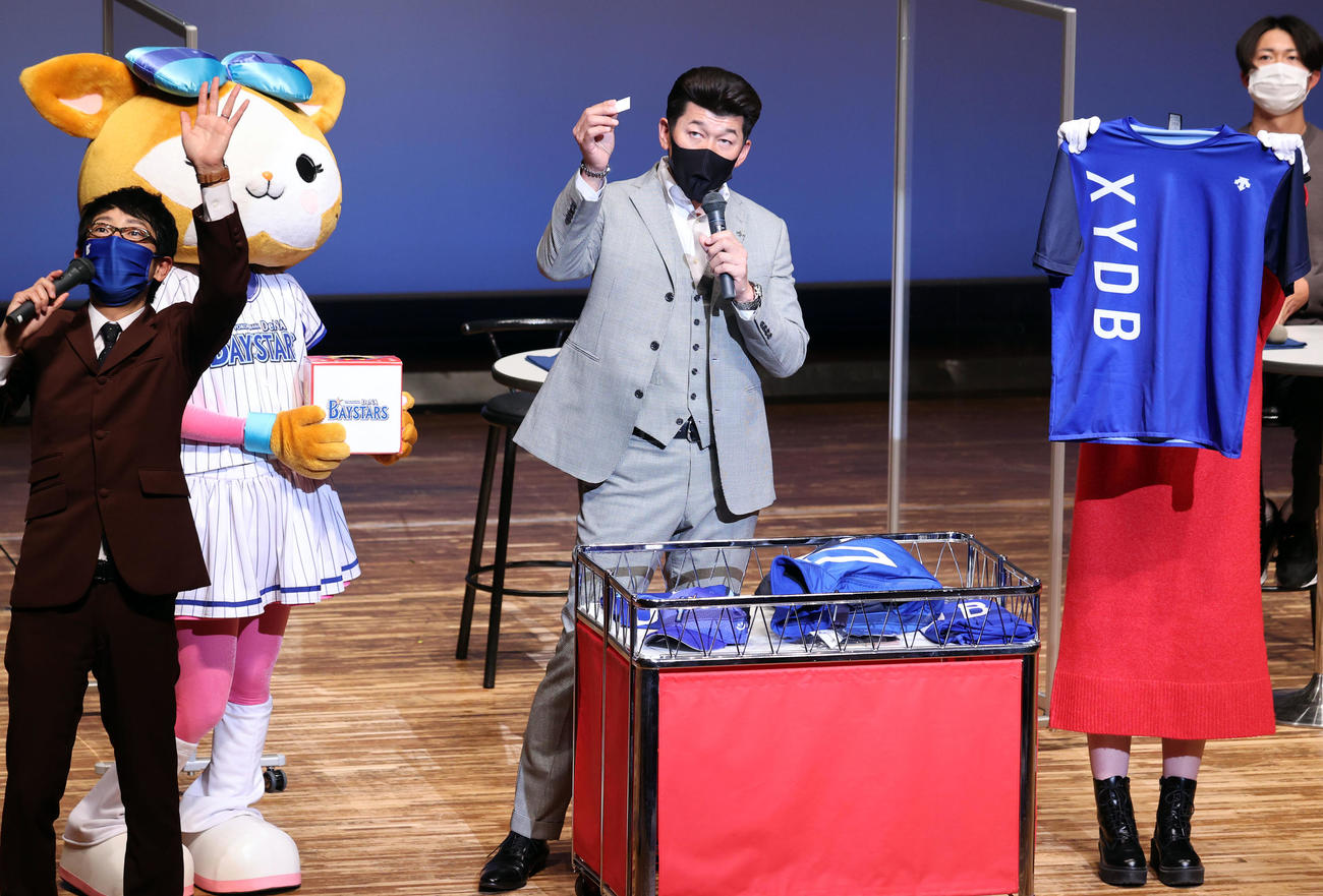 DeNAのクリスマストークショーで、持参した私物のTシャツ等の抽選をする三浦監督（撮影・浅見桂子）