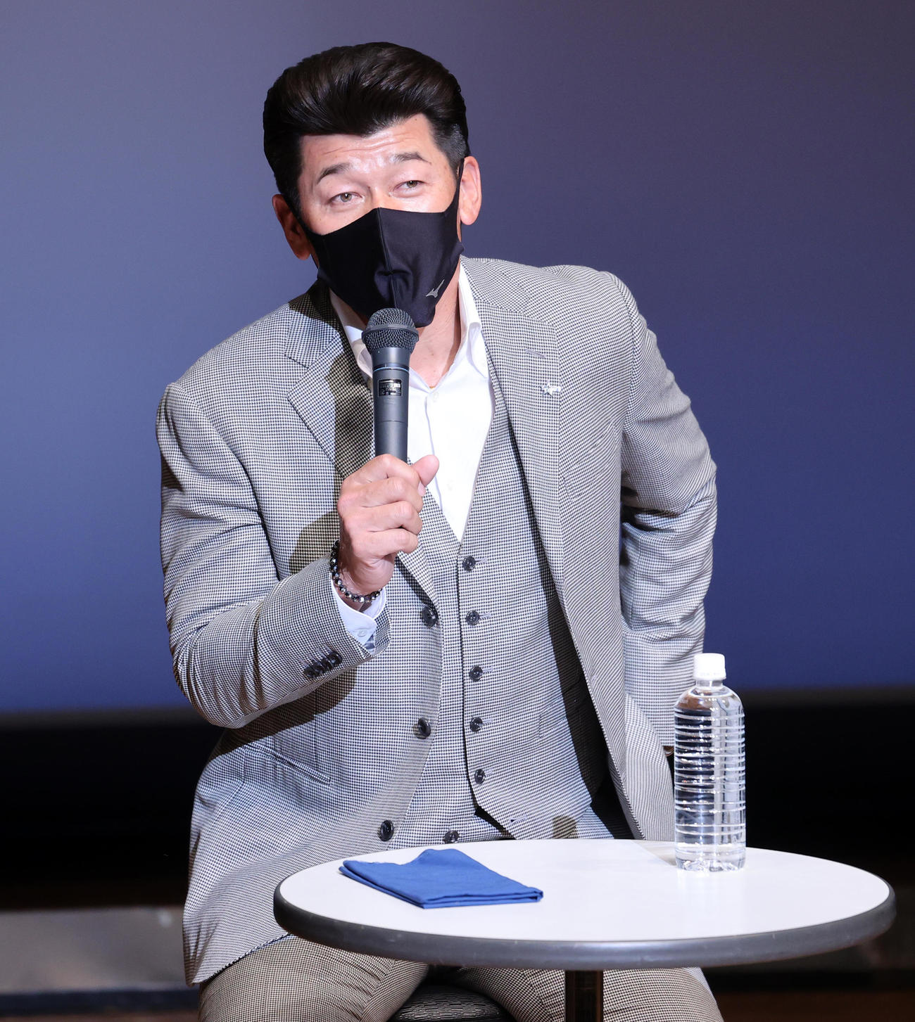 DeNAのクリスマストークショーで、司会者の質問に答える三浦監督（撮影・浅見桂子）