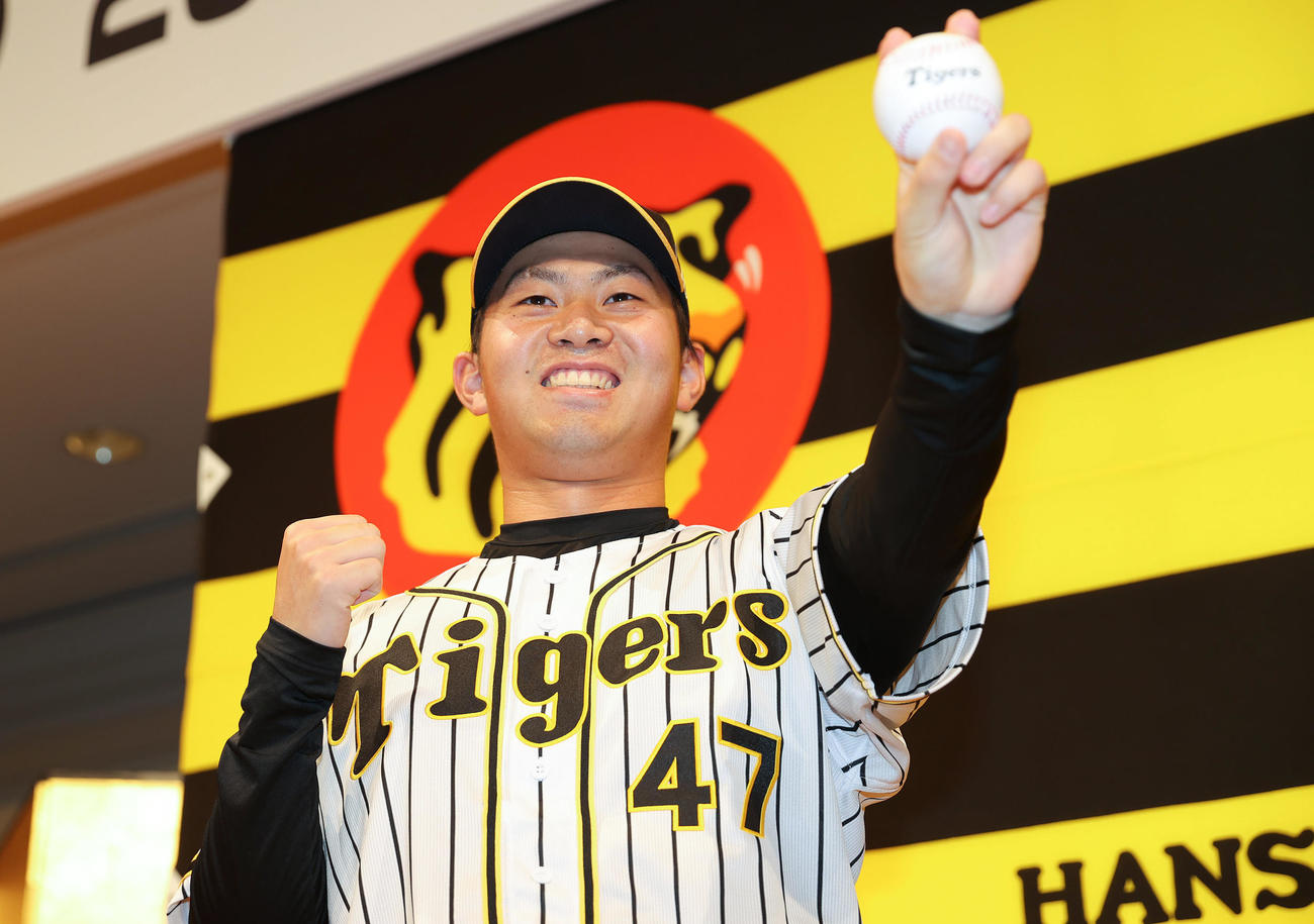 12月13日　新人選手入団発表会で笑顔でポーズを決めるドラフト3位の阪神桐敷