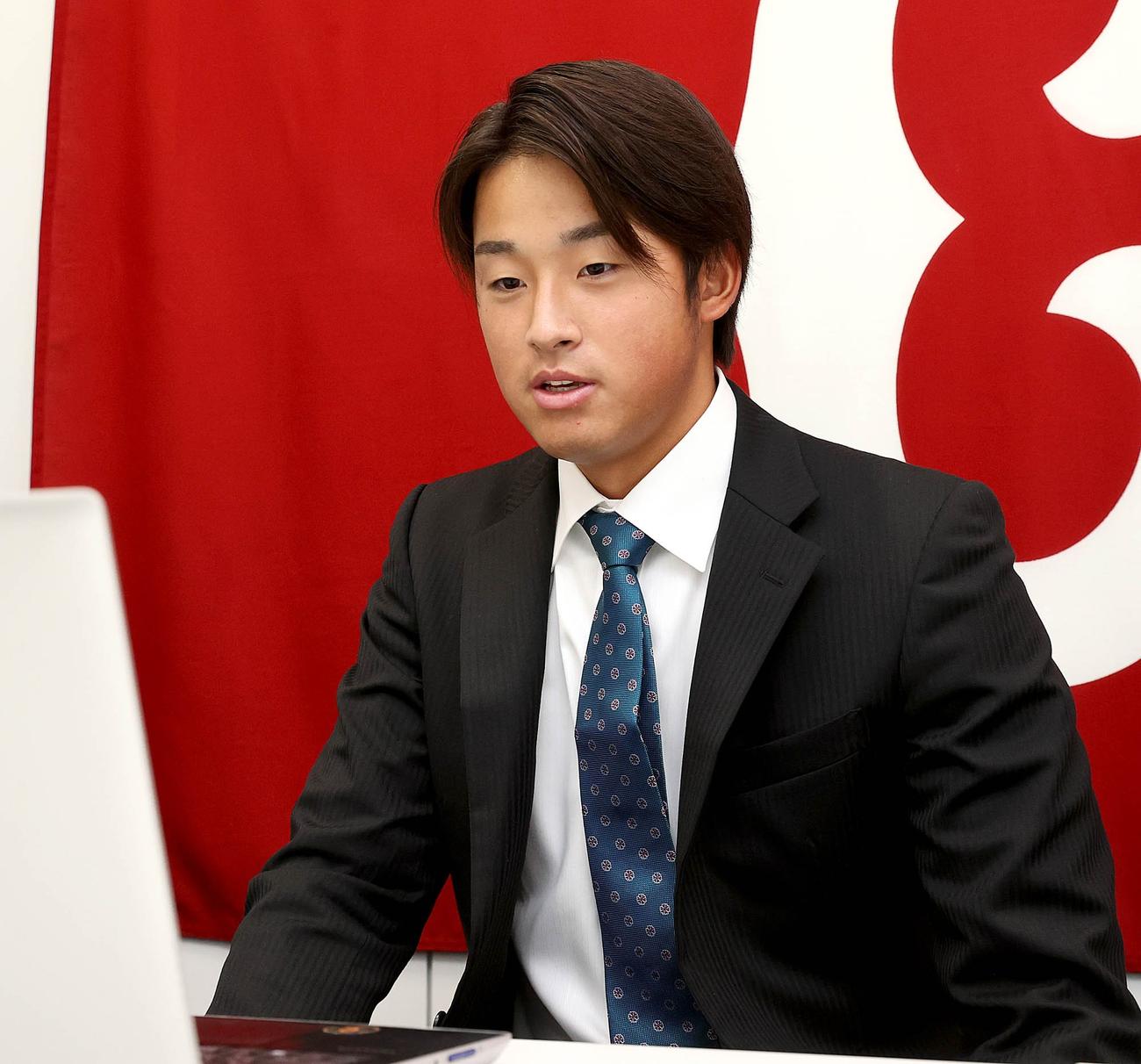契約更改を終え、取材に応じる巨人堀田