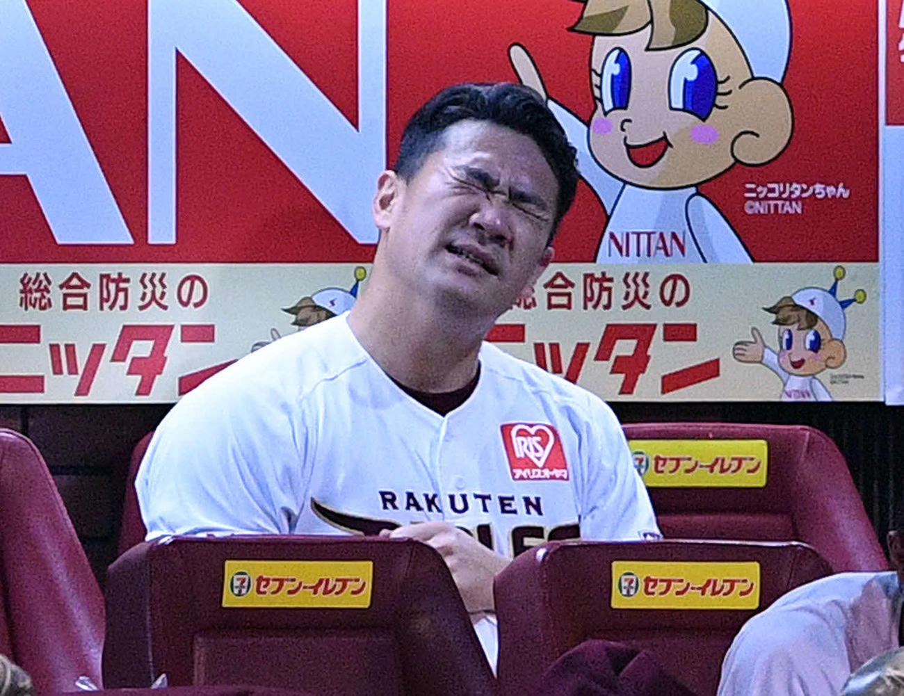 失点した楽天田中将は、ベンチに戻り悔しげな表情を見せる（21年10月25日撮影）