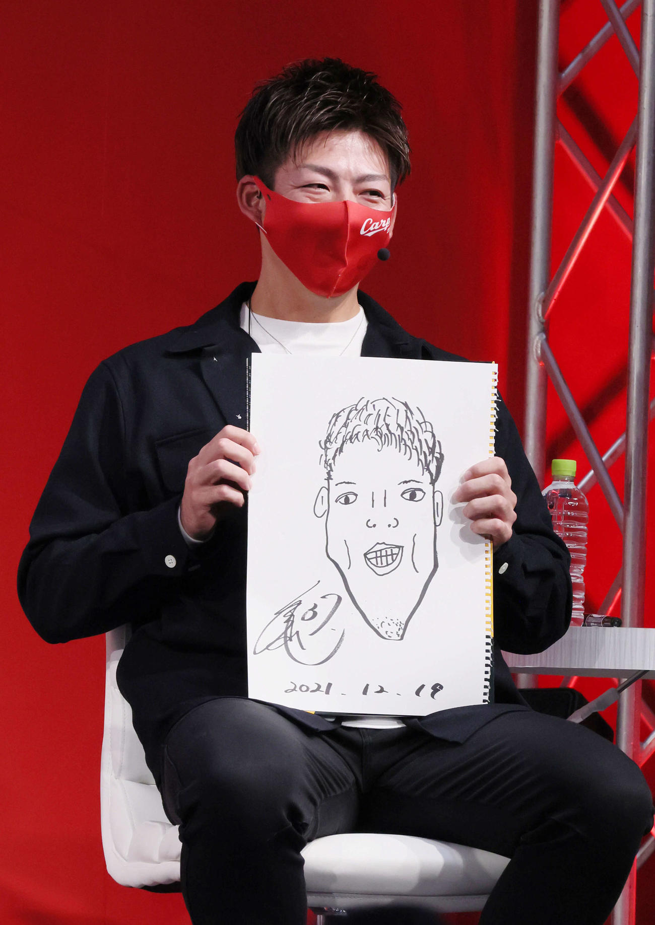 カープフェス2021のトークショーに出演し、選手の似顔絵を描いた広島野間（撮影・加藤孝規）