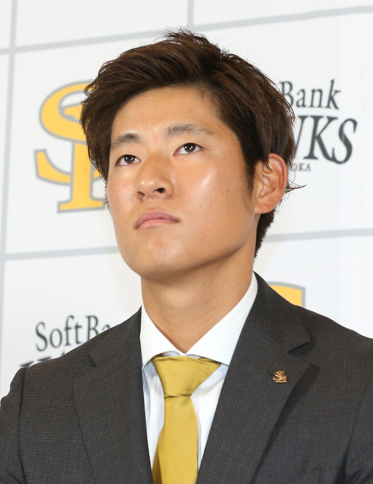 契約更改を終えて会見で厳しい表情を見せる上林（撮影・屋方直哉）
