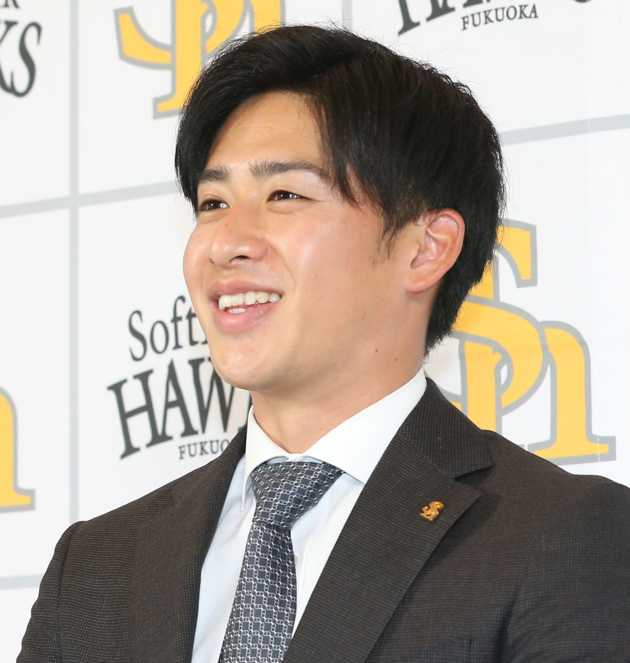 2度目の交渉でサインし、会見で笑顔を見せる板東（撮影・屋方直哉）