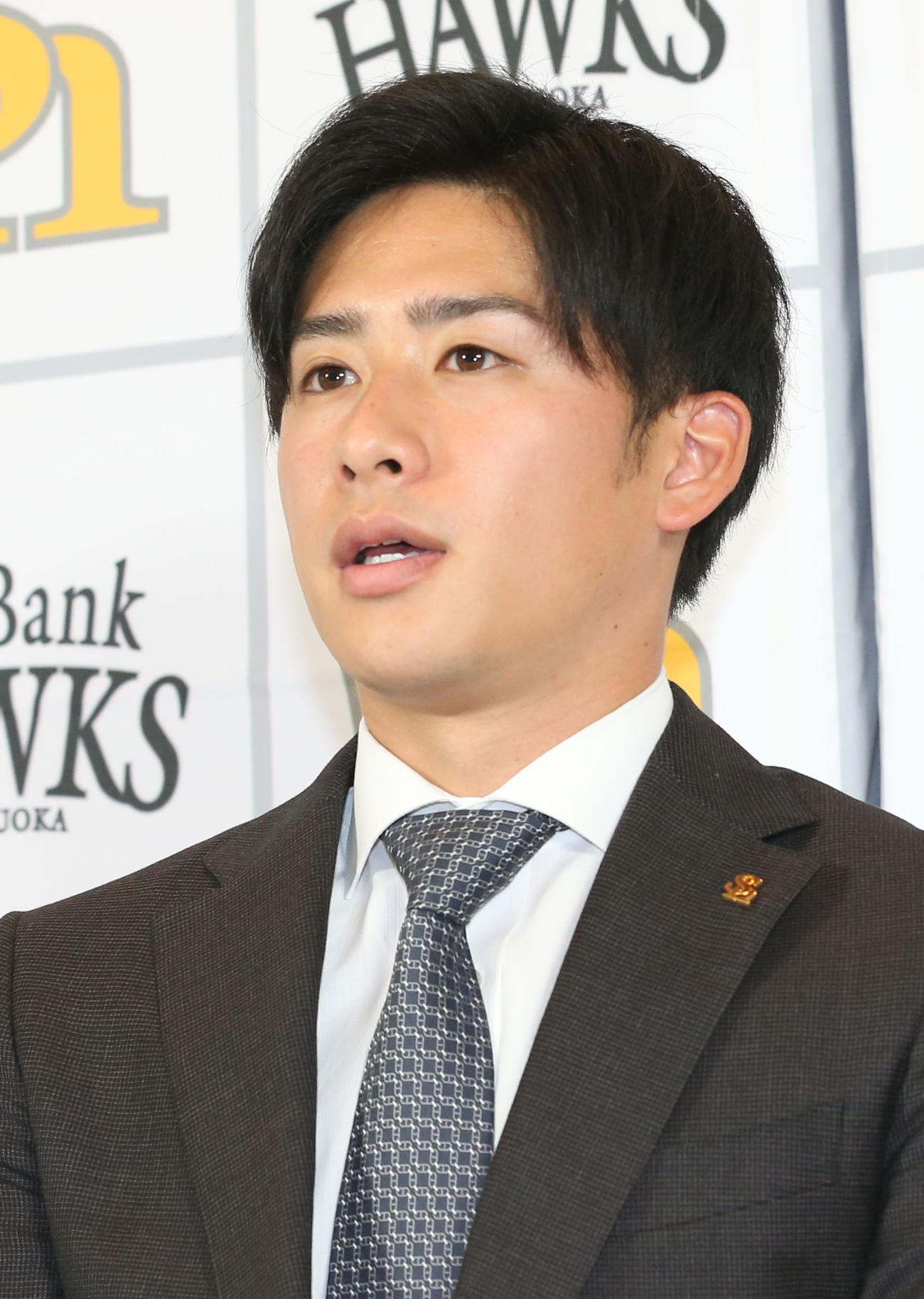 2度目の交渉でサインし、会見を行う板東（撮影・屋方直哉）