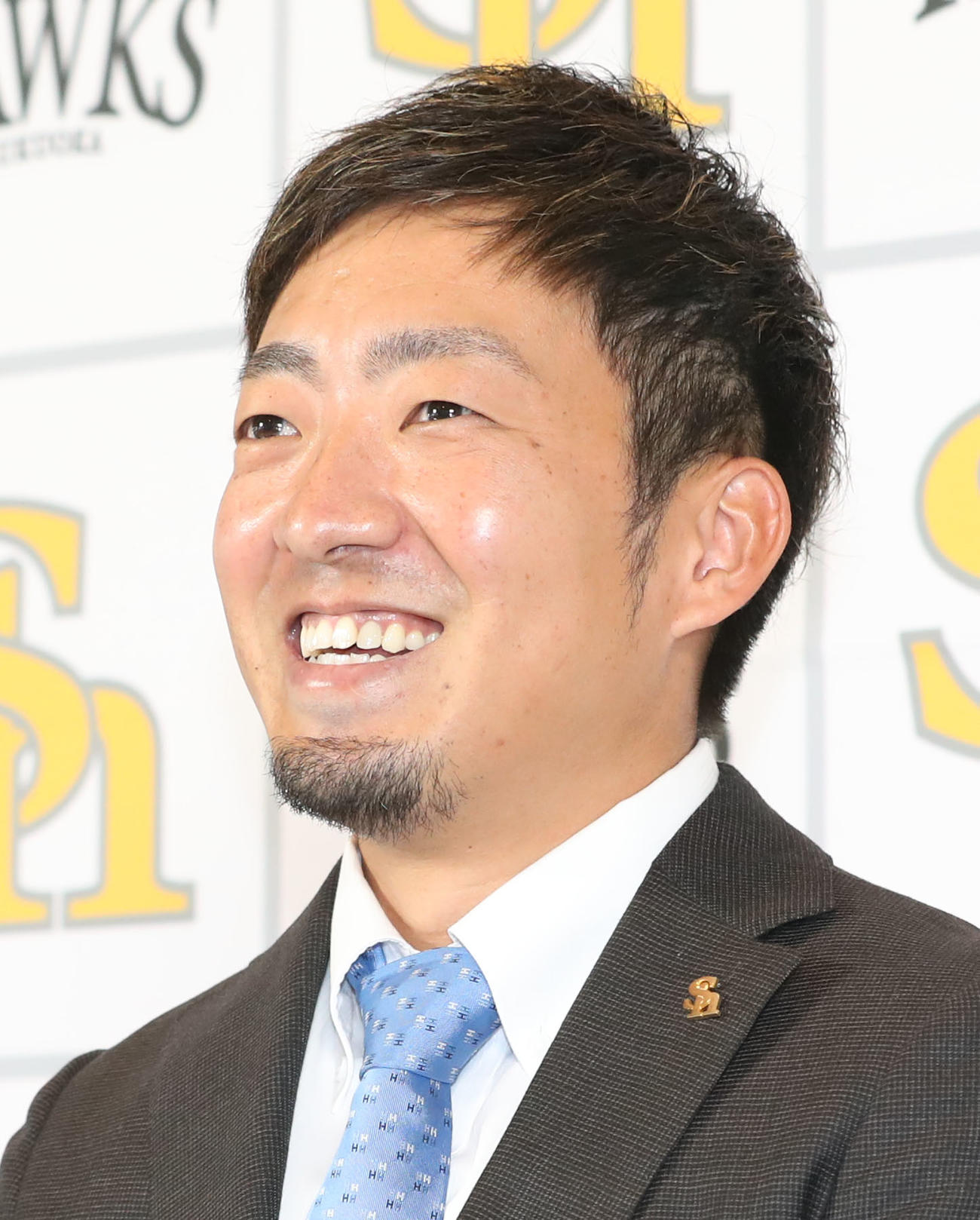 契約更改を終えて笑顔で会見を行う嘉弥真（撮影・屋方直哉）
