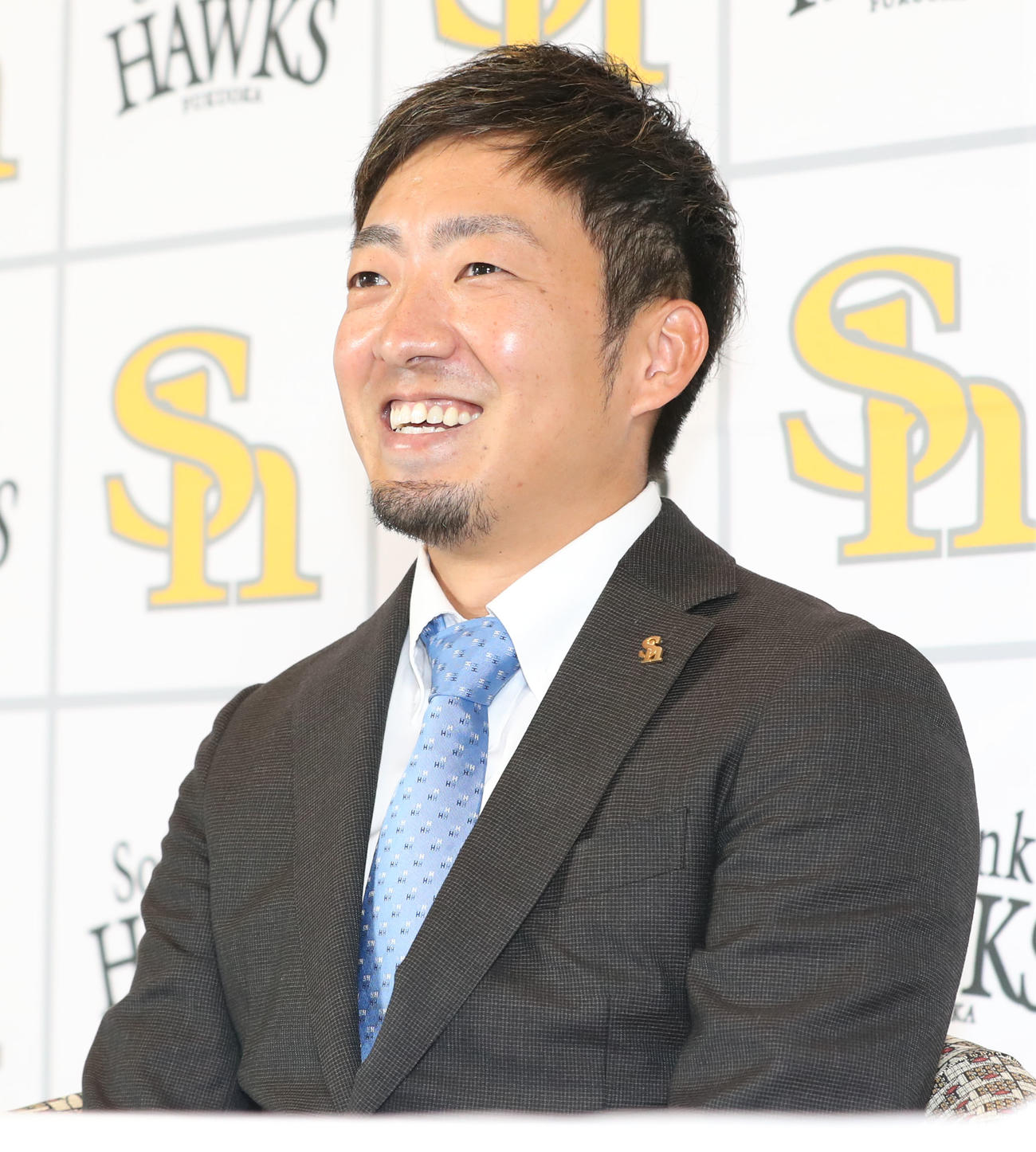 契約更改を終えて笑顔で会見を行う嘉弥真（撮影・屋方直哉）