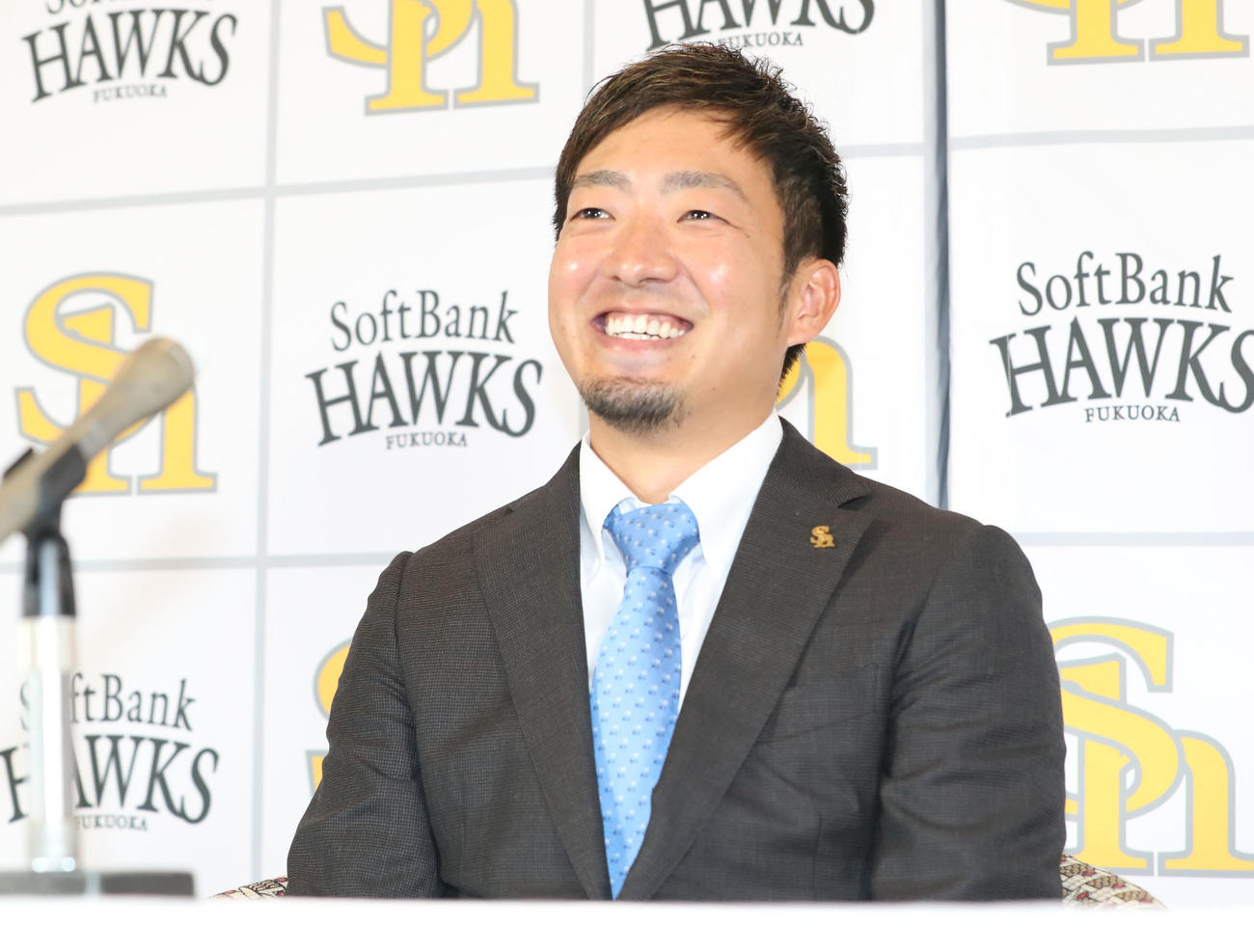 契約更改を終えて笑顔で会見を行う嘉弥真（撮影・屋方直哉）