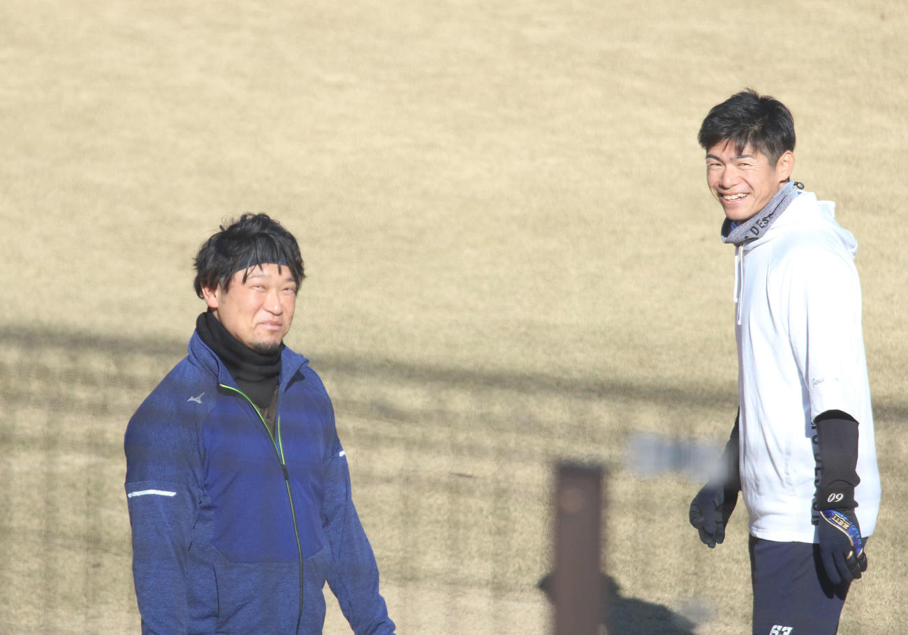 鎌ケ谷で自主練習した日本ハム古川侑と池田（撮影・木下大輔）