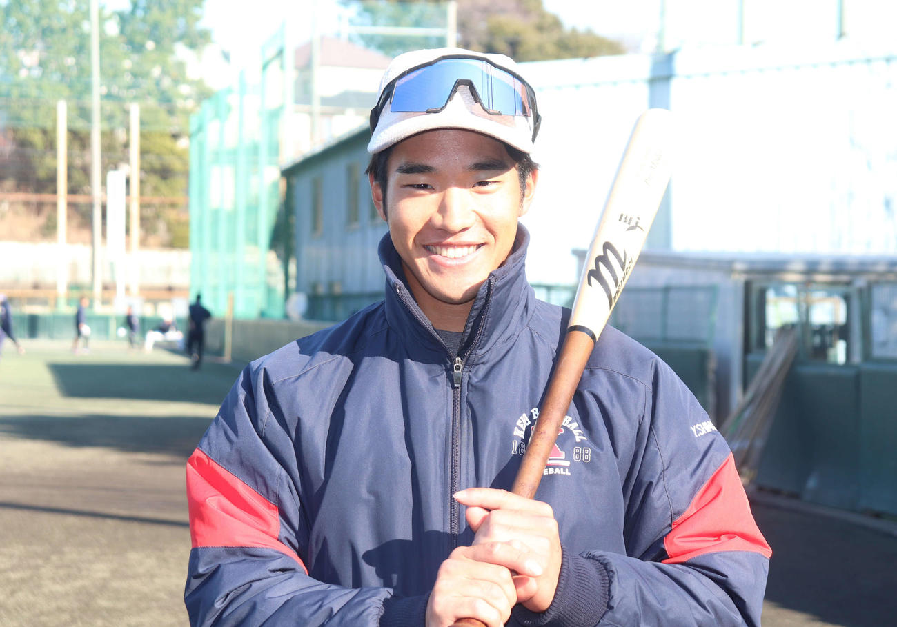練習後、笑顔で写真撮影に応じた慶大・下山悠介主将（撮影・阿部泰斉）