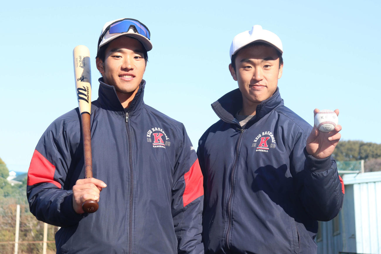 練習後、笑顔で写真撮影に応じた慶大・下山悠介主将（左）と生井惇己投手（撮影・阿部泰斉）