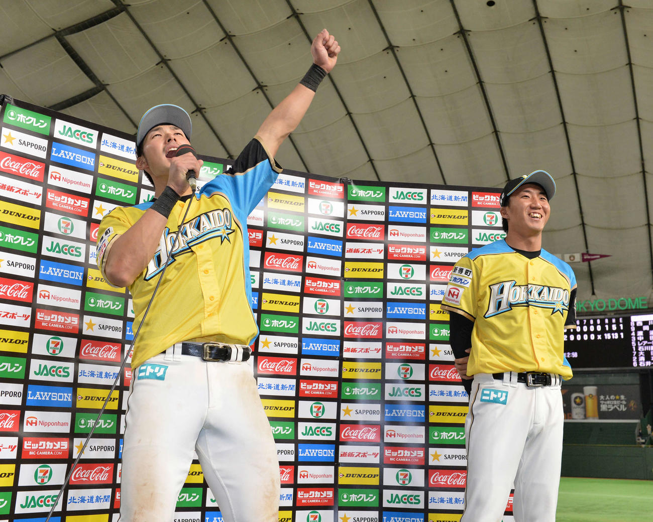 17年5月12日ロッテ戦、2本の本塁打を放ち、お立ち台で「ファイターズ最高！」と叫ぶ大田（左）。右は浦野