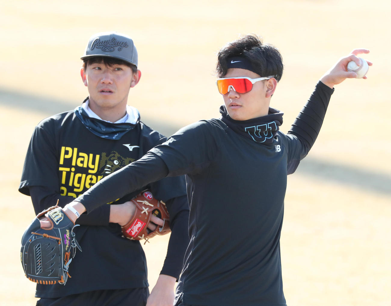 阪神伊藤将司（左）からチェンジアップを学ぶ及川雅貴（代表撮影）