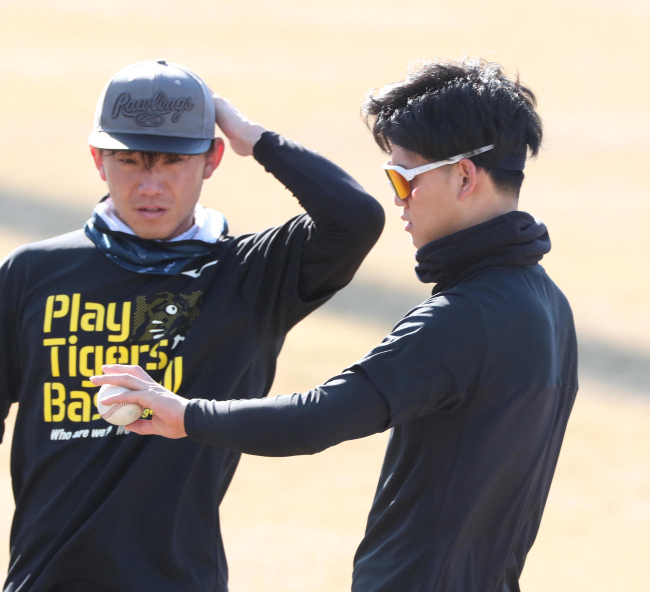 阪神伊藤将司（左）からチェンジアップを学ぶ及川雅貴（代表撮影）