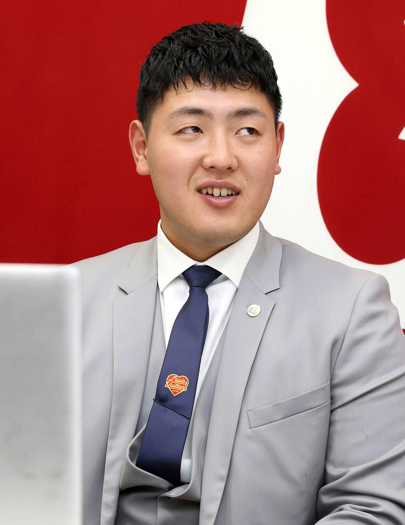 契約更改を終え、リモート会見で笑顔を見せる巨人岡本和（球団提供）