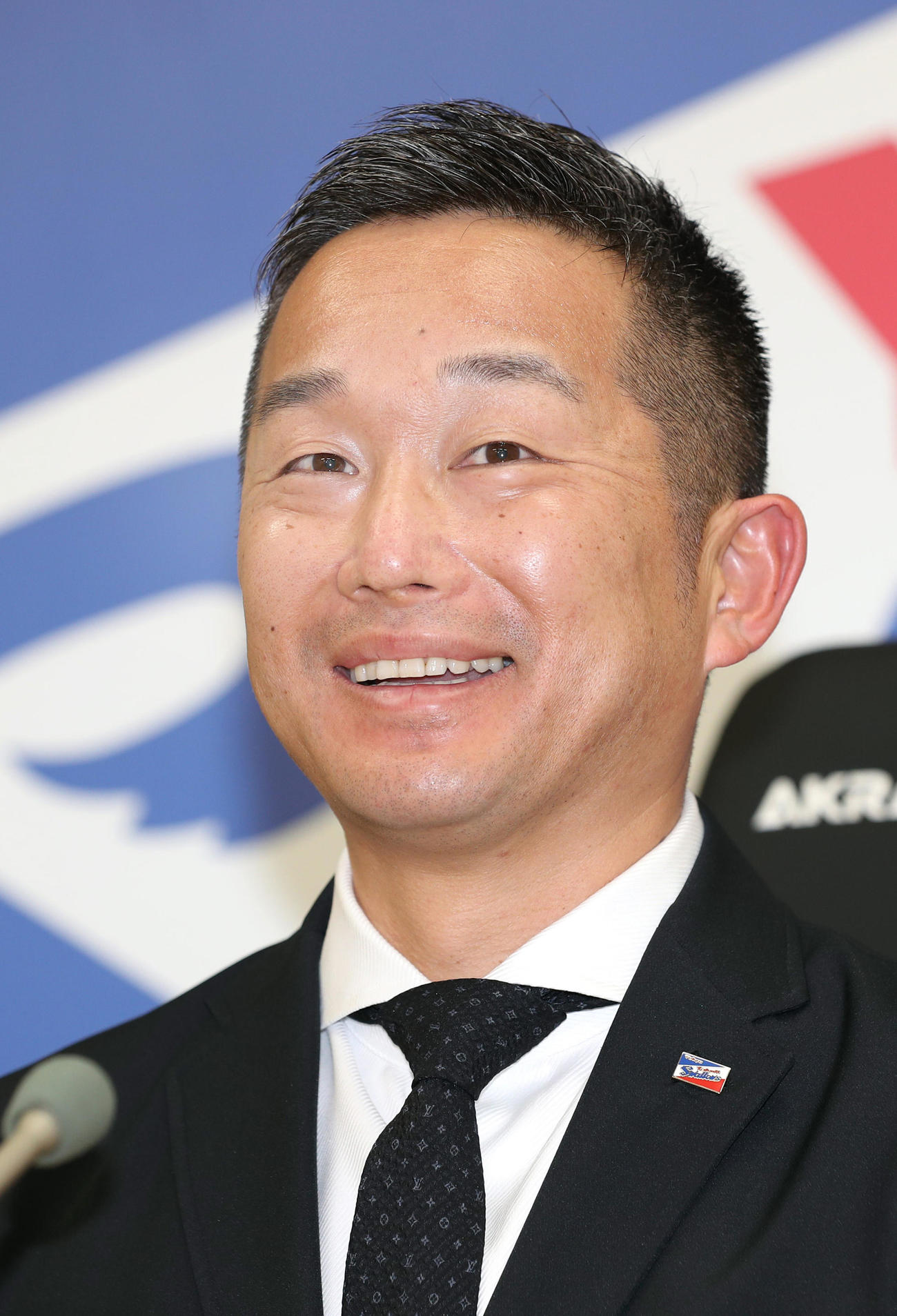 契約更改交渉後、会見にのぞむヤクルト石川（代表撮影）