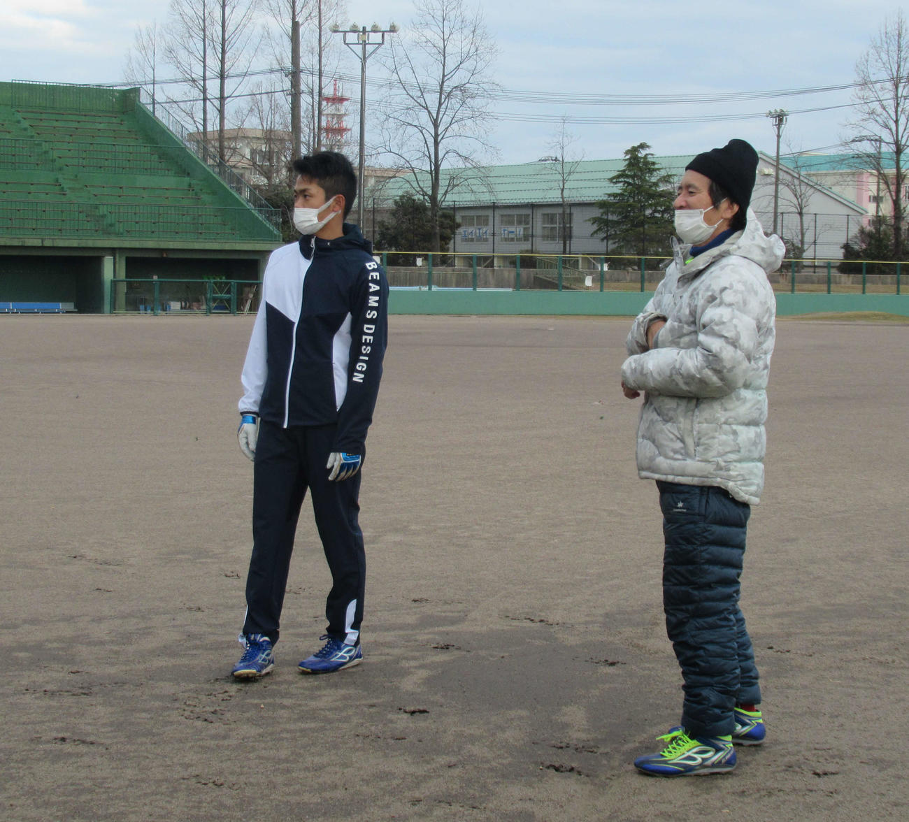 中日根尾（左）のトレーニングに立ち会うワールドウィング小山代表（撮影・伊東大介）