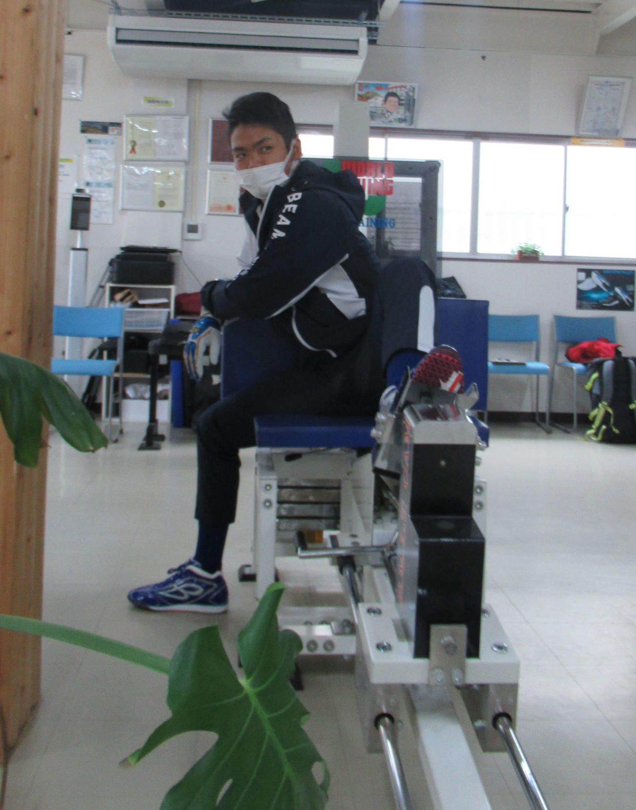 鳥取市のトレーニング血球施設「ワールドウィング」で自主トレを公開した中日根尾（撮影・伊東大介）