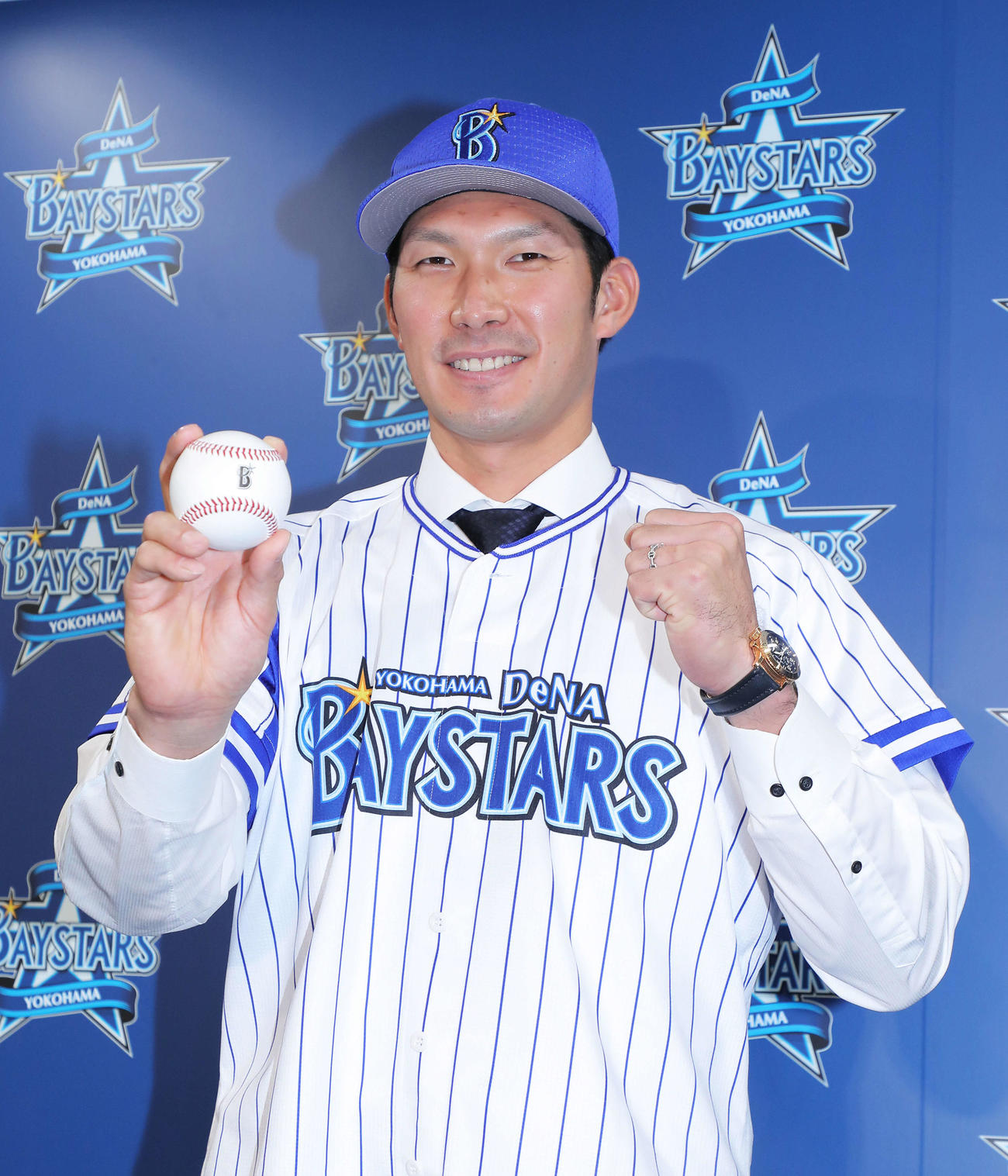 入団会見に臨み、ボールを手にガッツポーズで意気込むDeNA大田（撮影・河田真司）