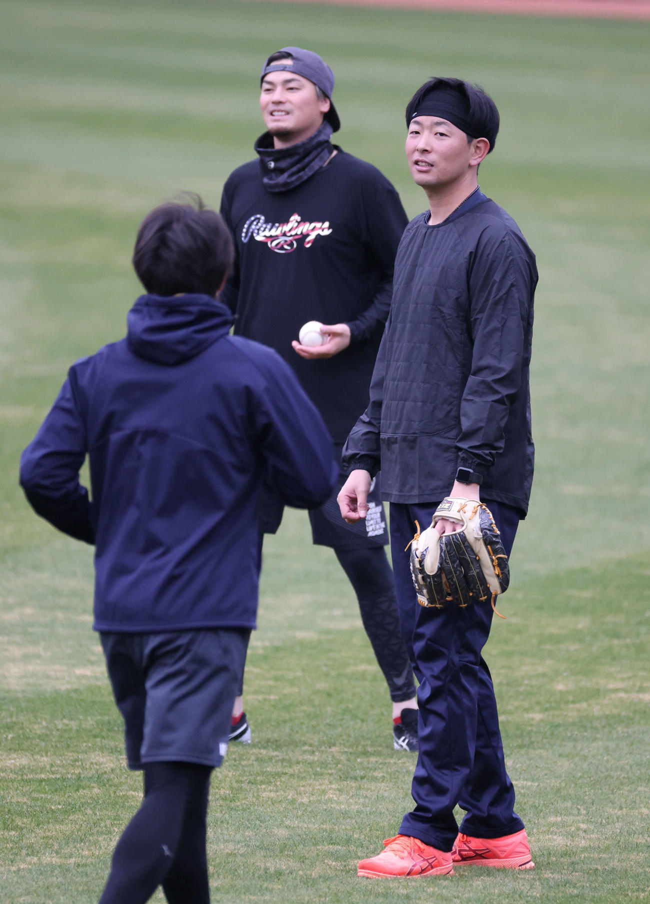 広島自主トレ　大瀬良（右）にあいさつする大道（左）。中央は戸田（撮影・加藤孝規）